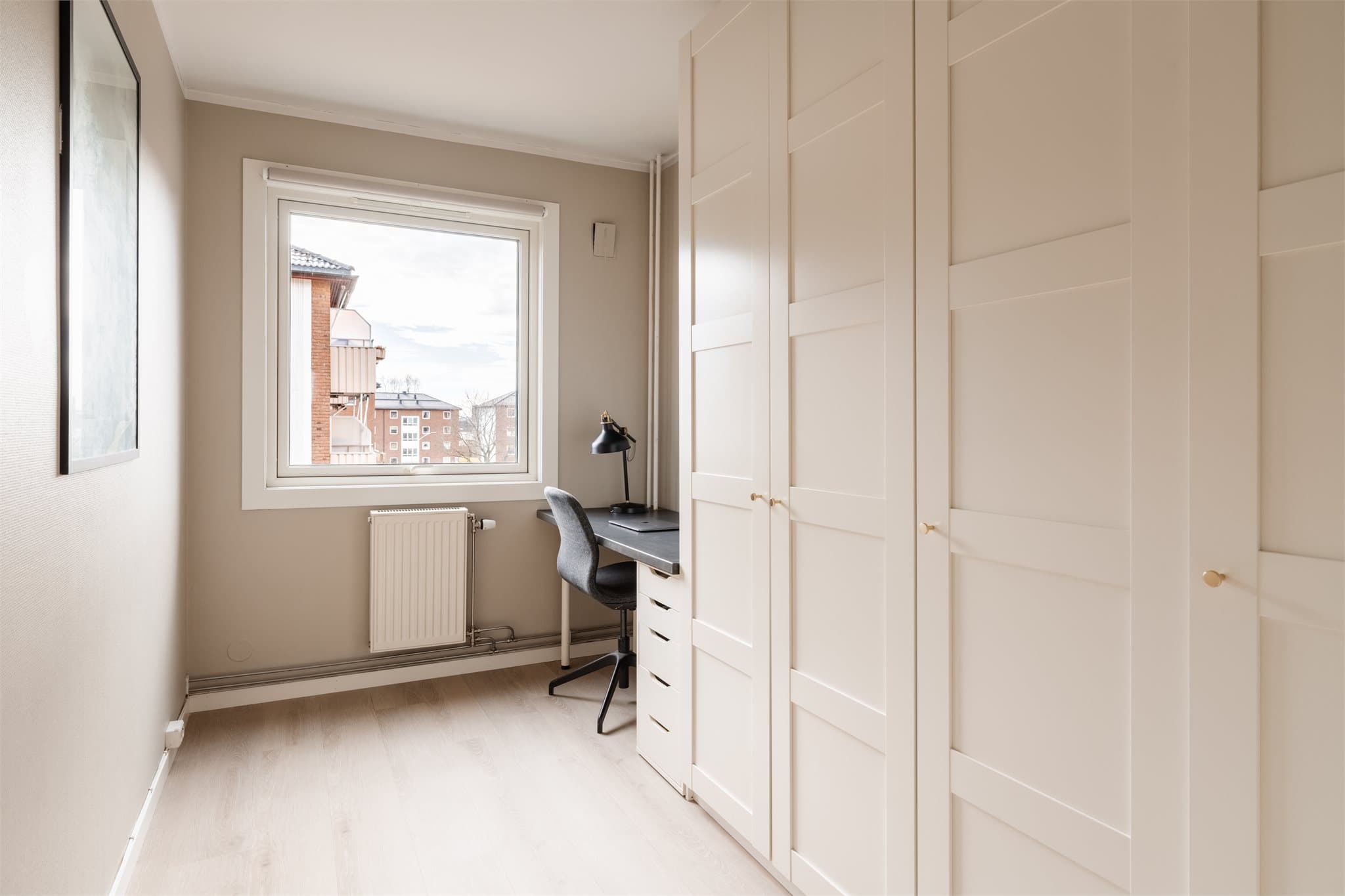 Soverom lll. Dette rommet fungerer ypperlig som gjesterom, kontor eller hobbyrom.