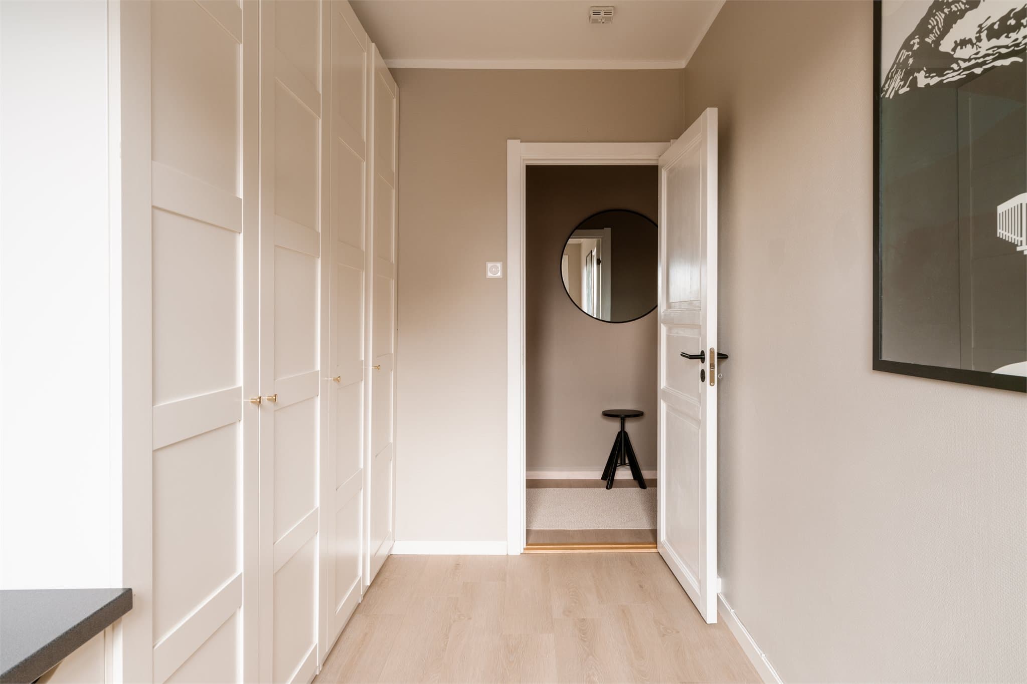 Alle soverom og kjøkken har også fått veggfornyer (slette vegger) i perioden 2025-2026.