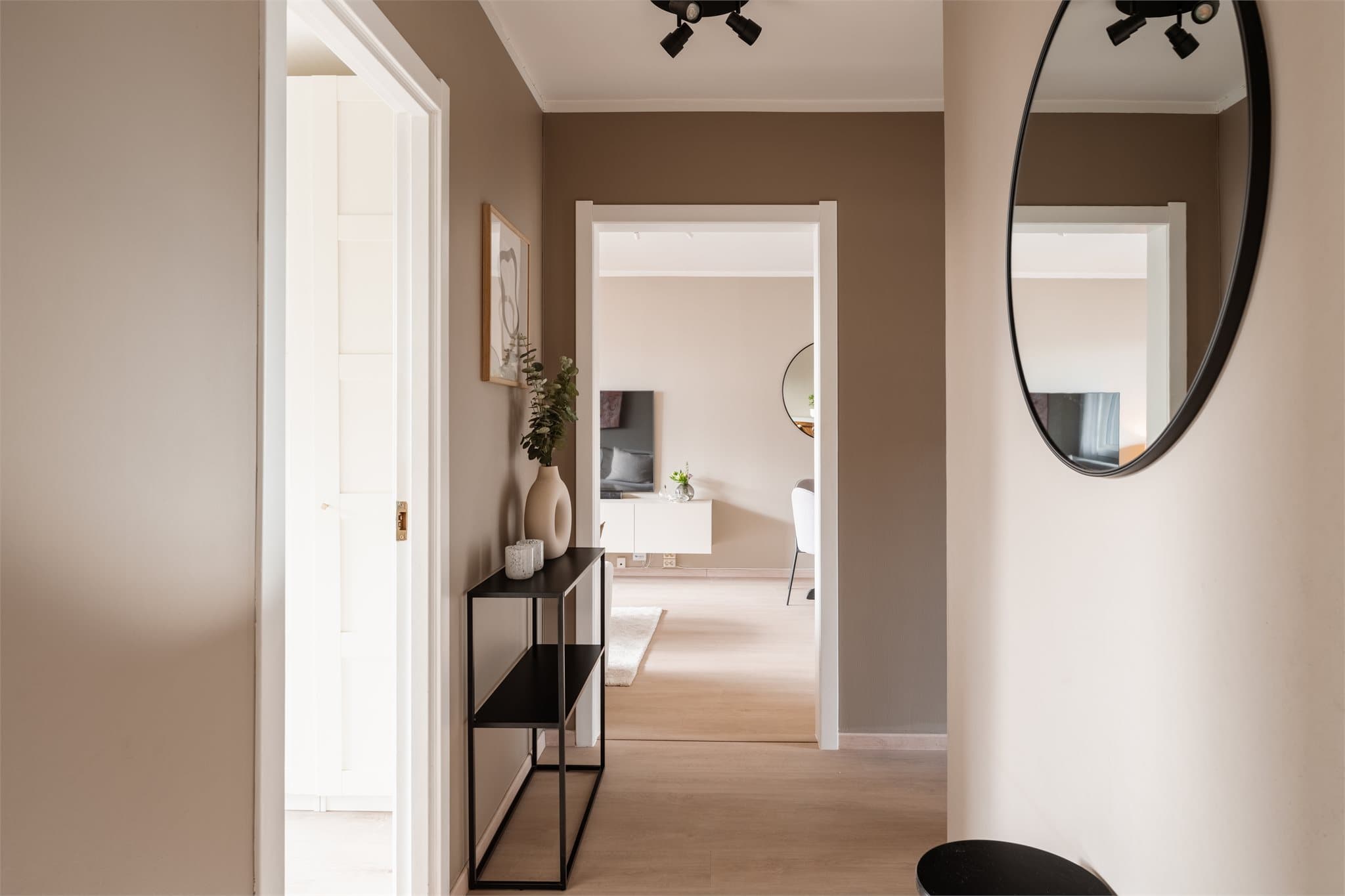 Romslig entré med god plass til sko og yttertøy. Rommet ble pusset opp med nye overflater og gulv i 2022-2023.