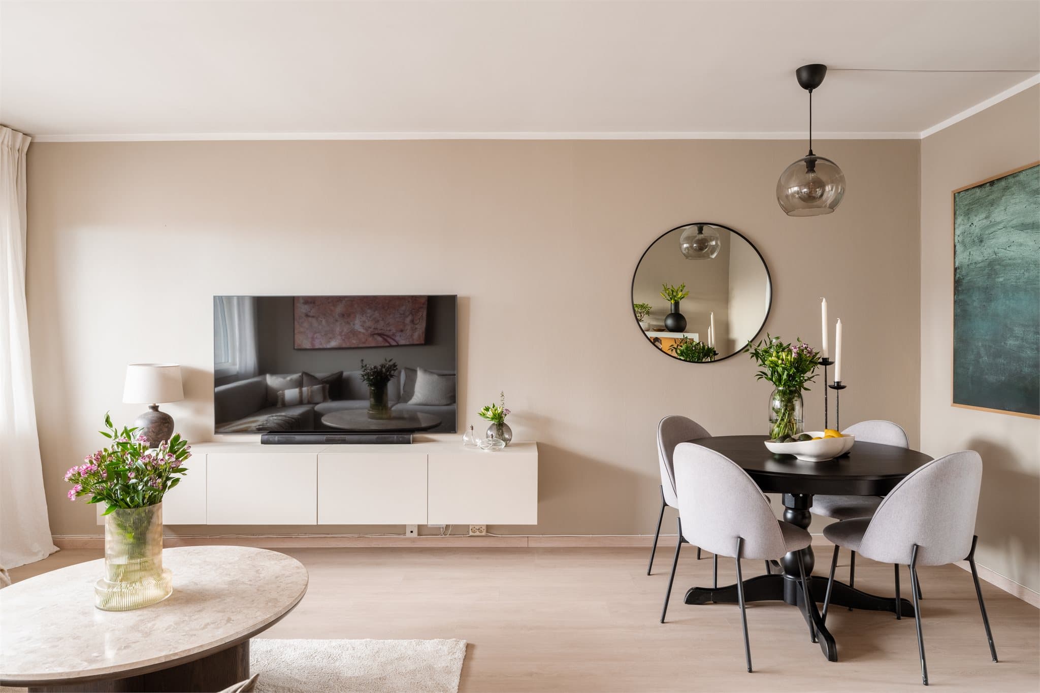 Stuen har en god utforming med plass til både sofagruppe og spisebord. Takhøyden er målt til 2,51 meter.