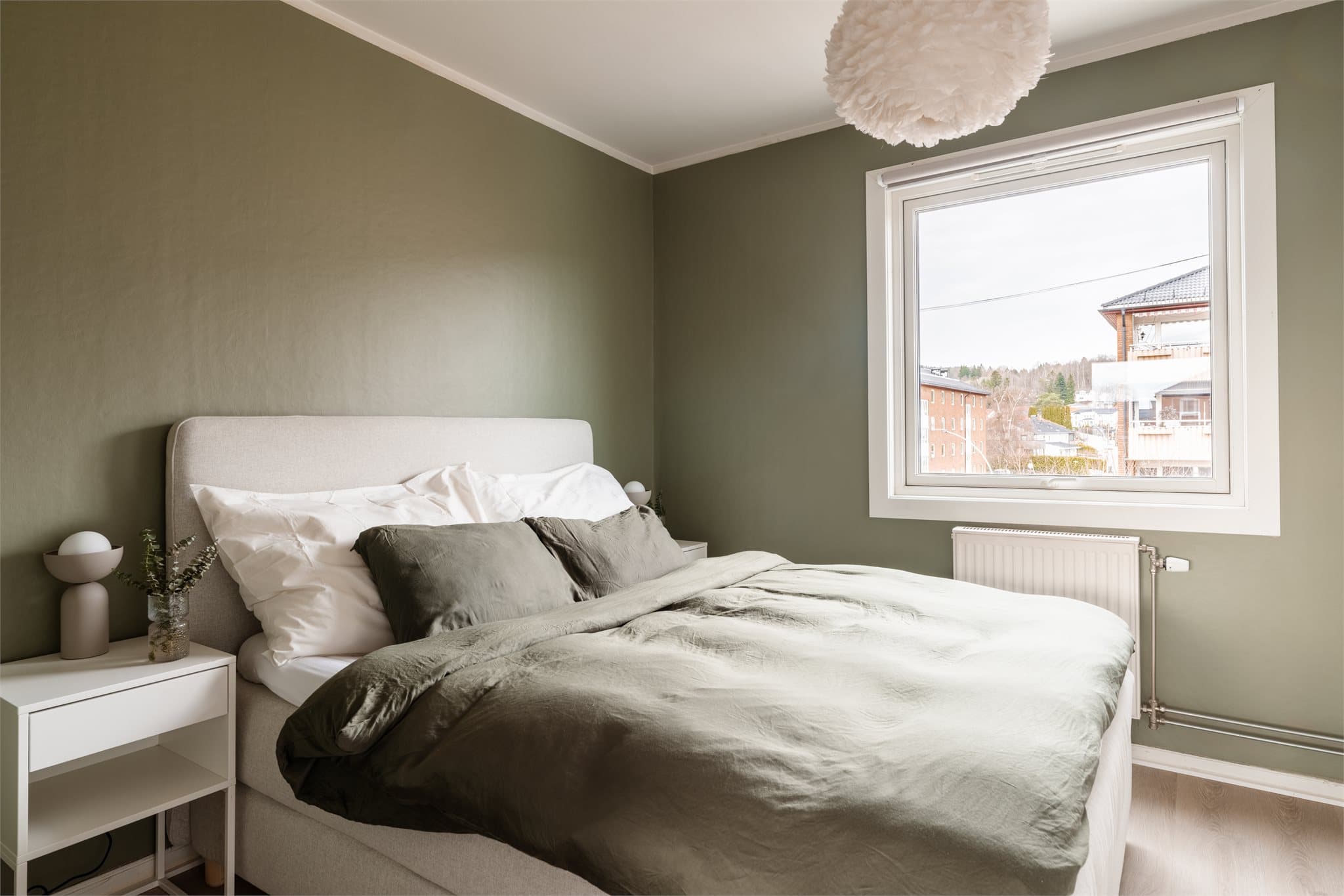 Hovedsoverommet har god plass til dobbeltseng og garderobeløsning. Overflatene er nylig oppgradert.