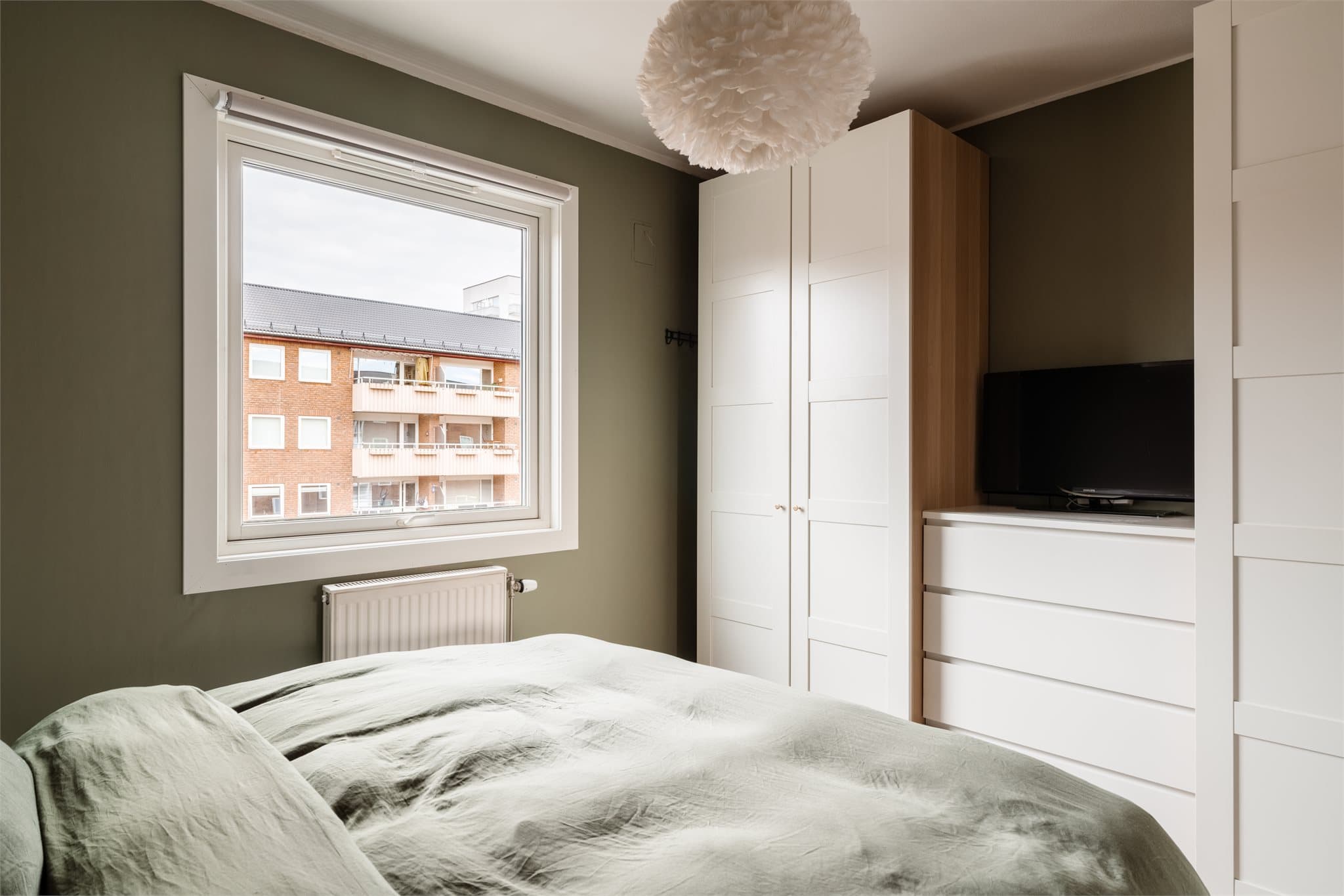 Vinduene i leiligheten er fra 2018 og har 3-lags energiglass, som sikrer god isolasjon og komfort.