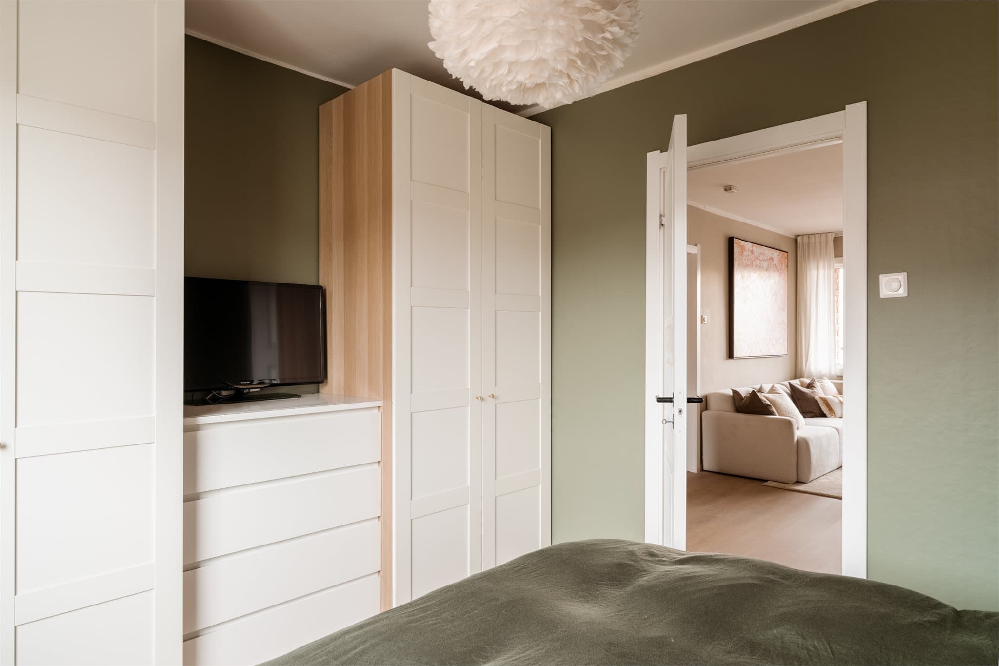 Den smarte garderobeløsningen byr på rikelig med oppbevaringsplass til klær og bidrar til et ryddig og organisert hjem. Samtidig er den utformet slik at den også kan fungere utmerket som en stilren TV-benk.