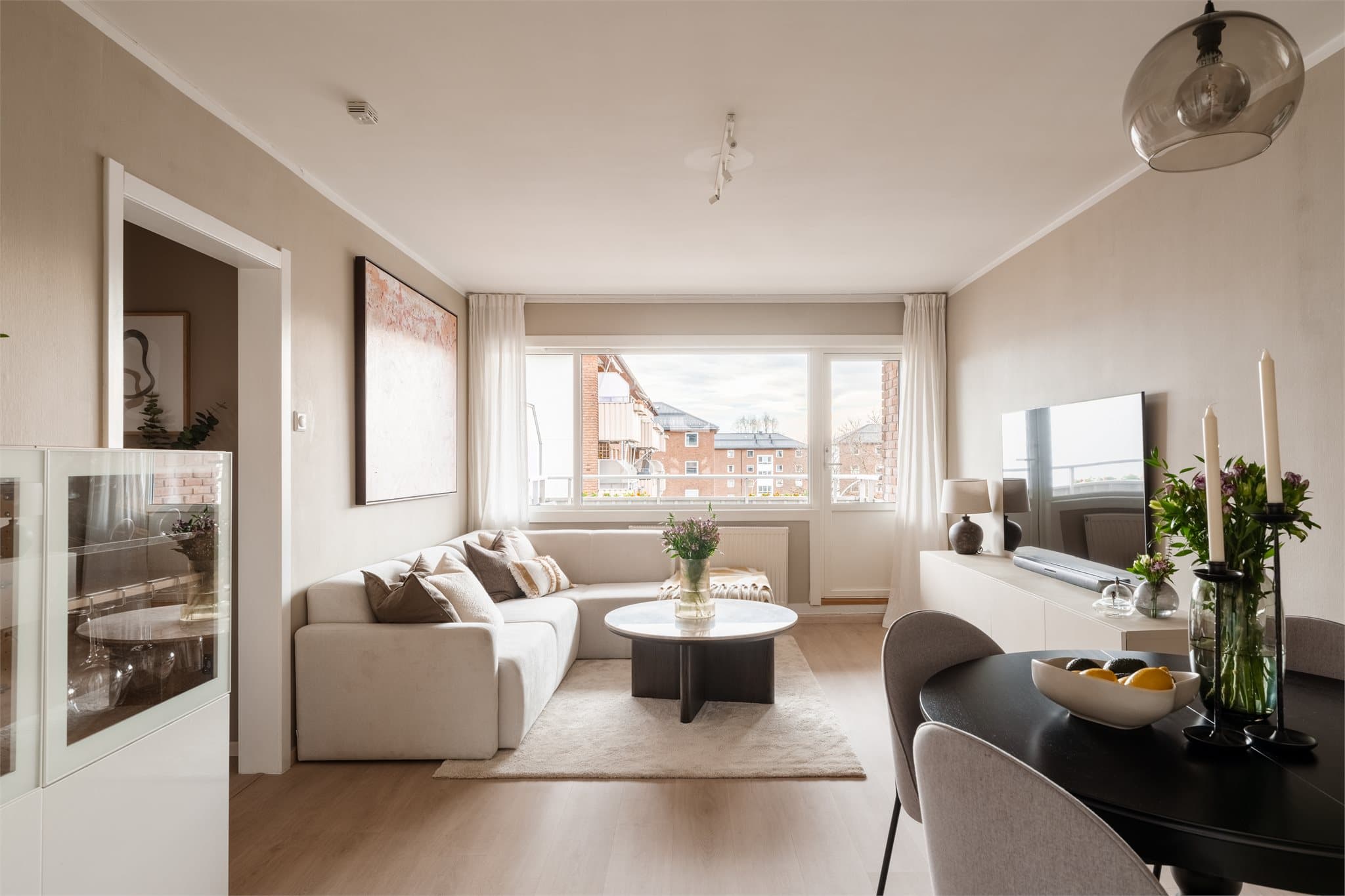 Stuen er leilighetens samlingspunkt, med store vindusflater som gir godt med naturlig lys.