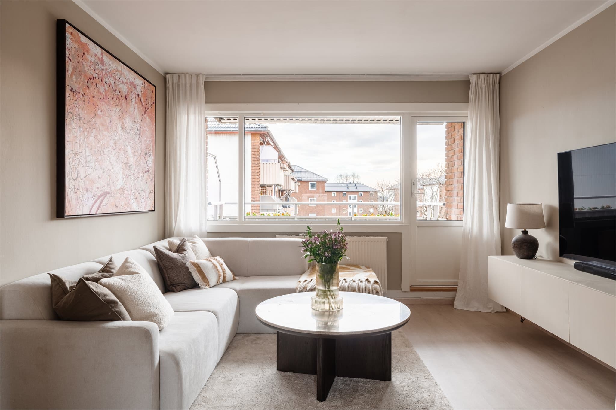 Alle innervegger i stuen ble malt i 2025/2026, som en del av en større oppgradering av leiligheten.