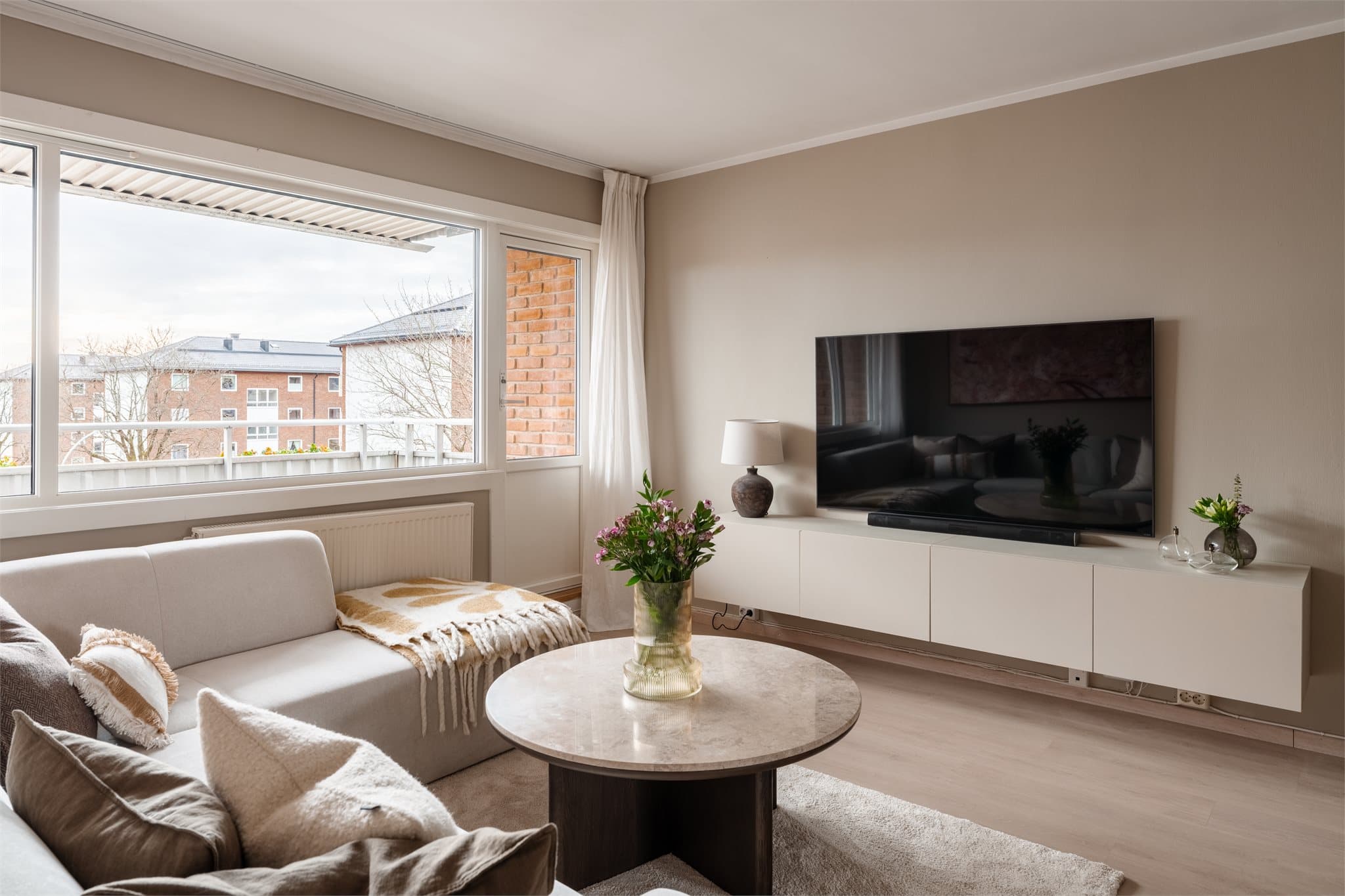 Oppvarming via sentralfyring med radiatorer gir en jevn og behagelig varme i leiligheten.