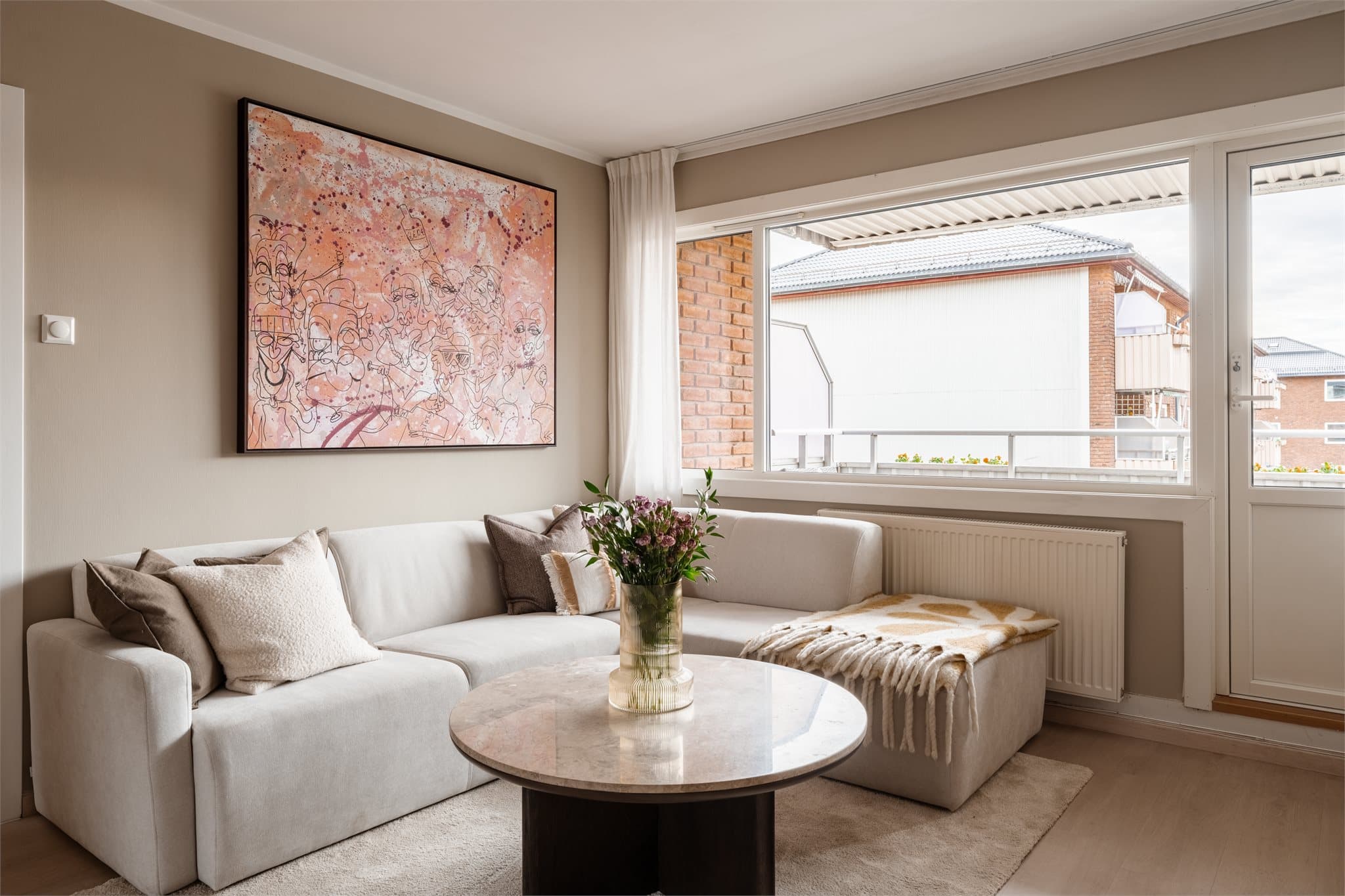 Gjennomgående laminatgulv, lagt i 2025/2026, skaper en helhetlig og stilren følelse i boligen.