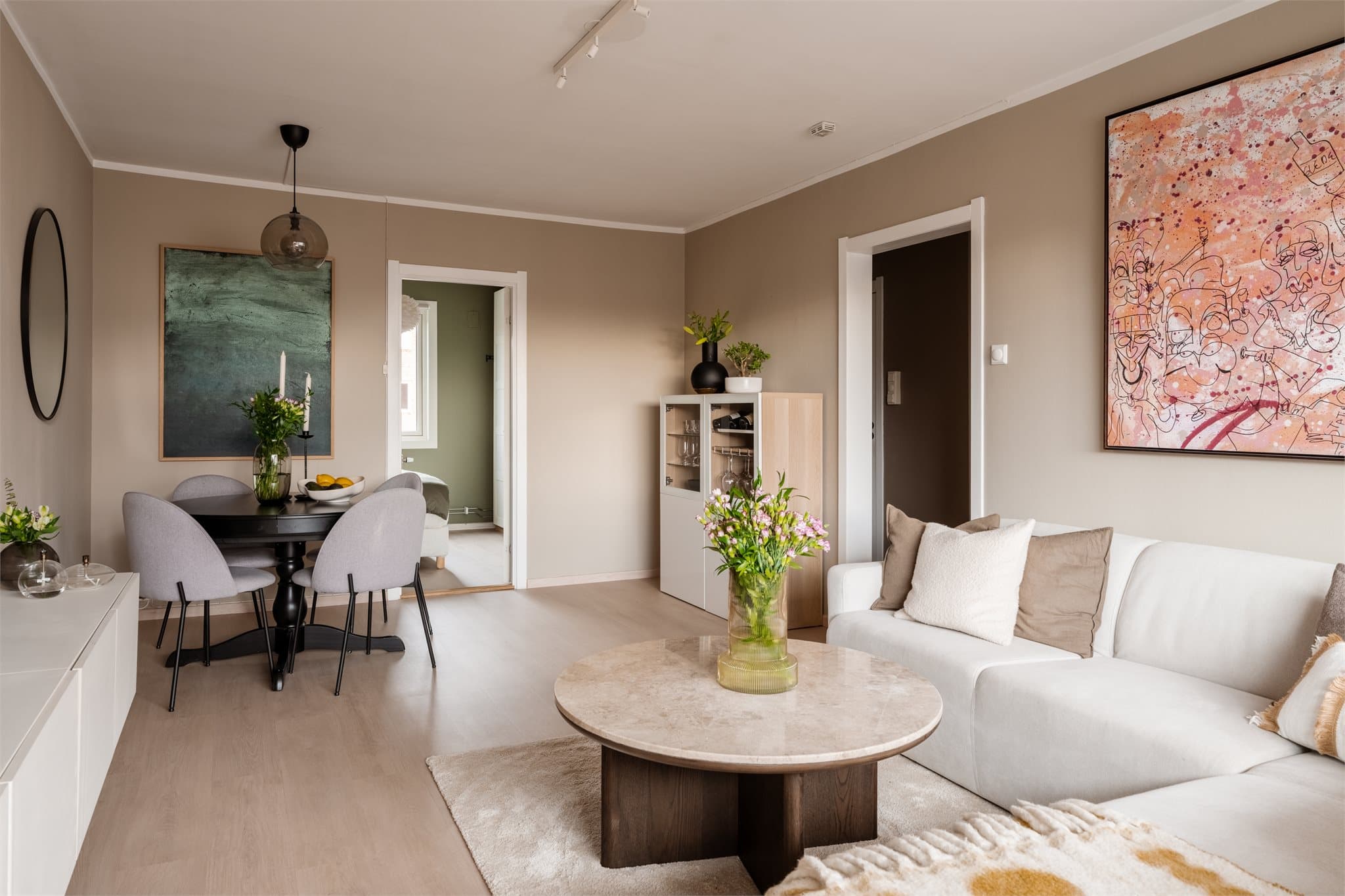 Dette er en gjennomgående leilighet i 3. etasje, med en planløsning som er tilpasset for å gi tre soverom. Kjøkkenet er nytt fra 2024/2025, og de fleste overflater er oppgradert i nyere tid.