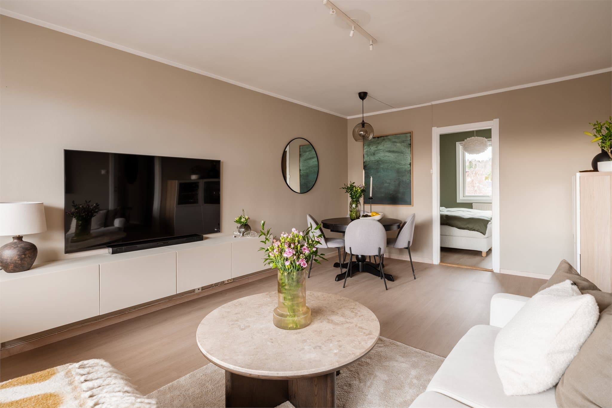 Her er det god plass for sosialt samvær med venner og familie.