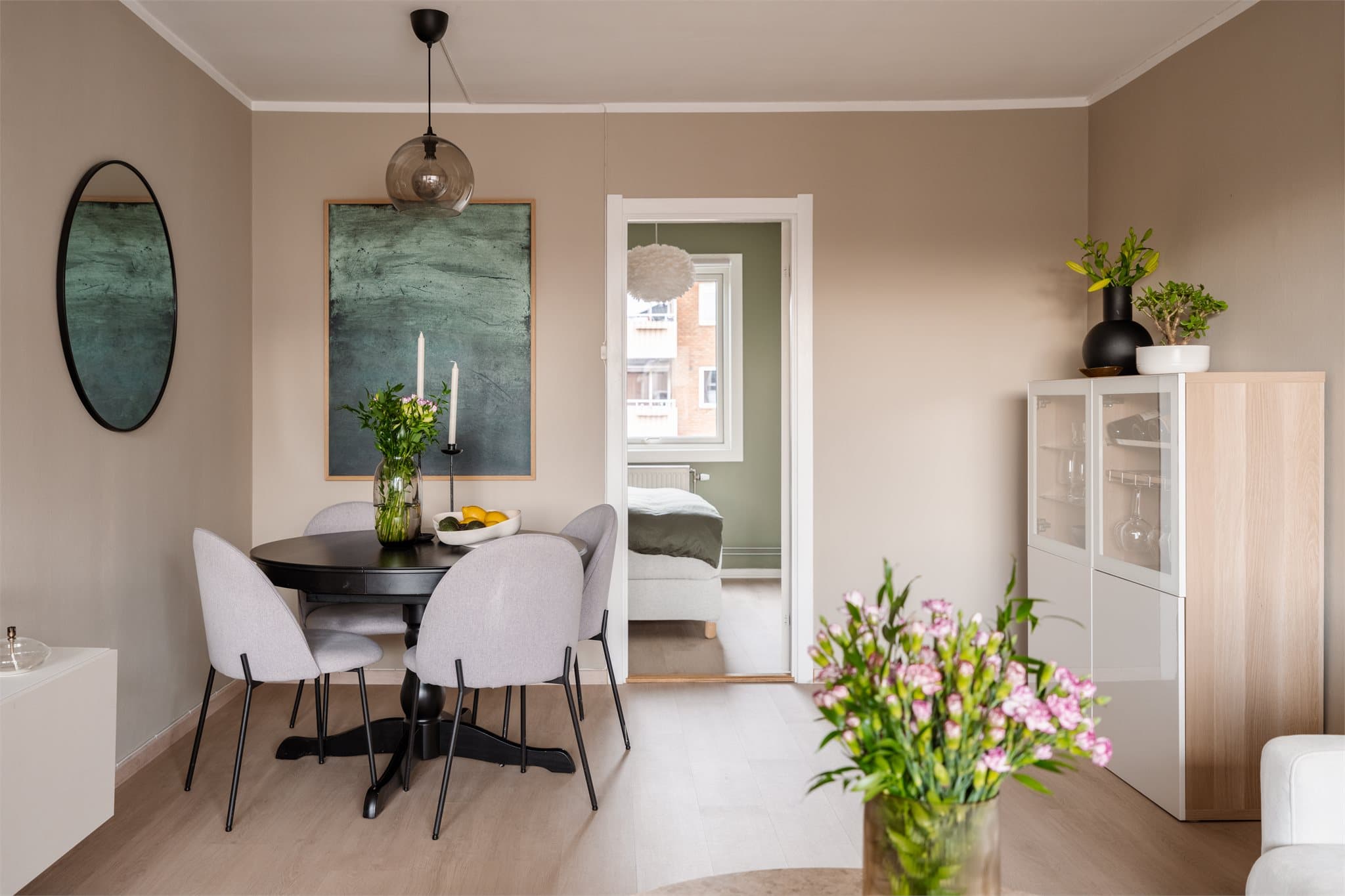 Spiseplassen er naturlig integrert i stuen, med kort vei til kjøkkenet.