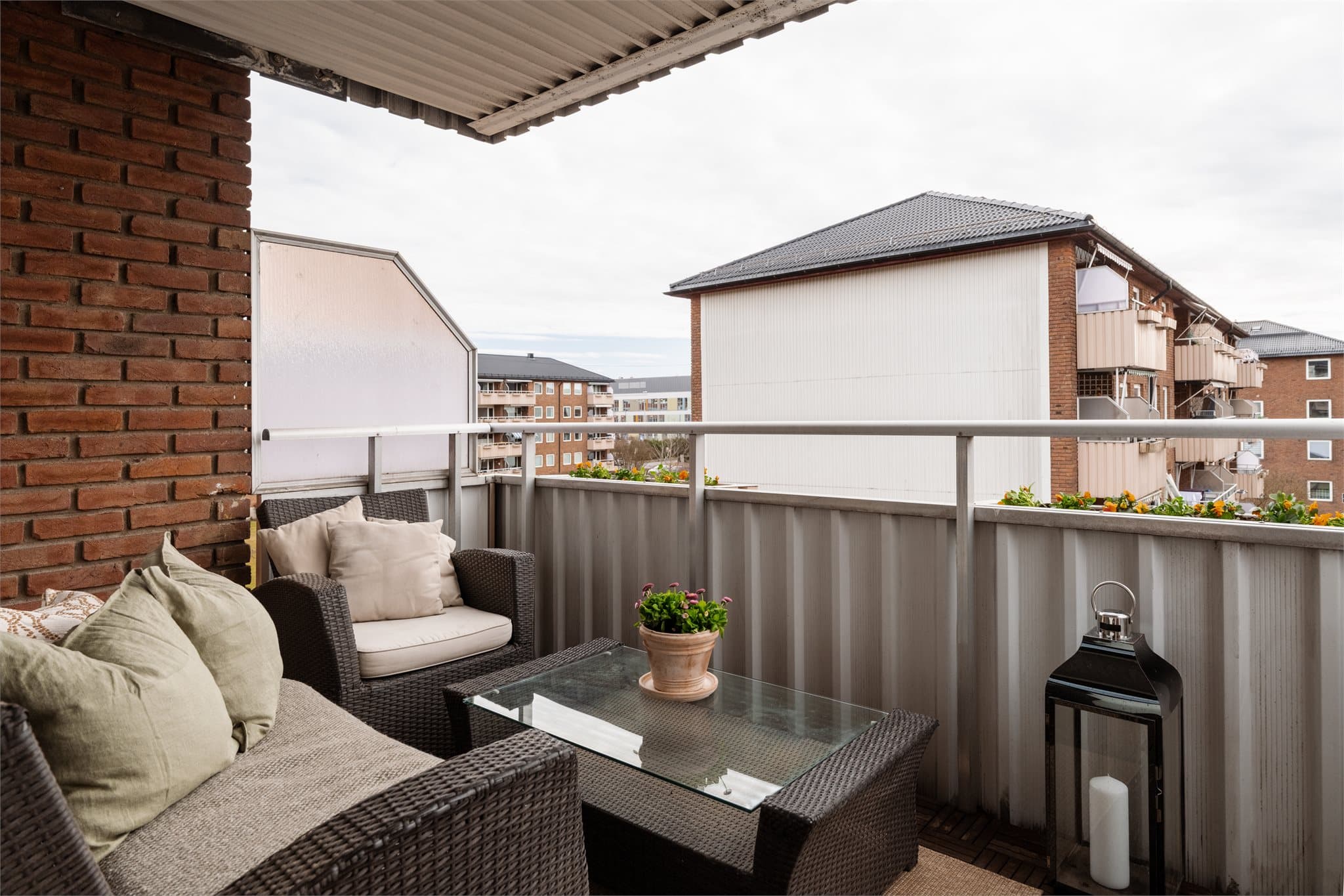 Sydvendte balkongen på 7 m² byr på solforhold og god plass til en komfortabel sittegruppe. Her er det flott utsikt over borettslagets grønne og velstelte fellesarealer.