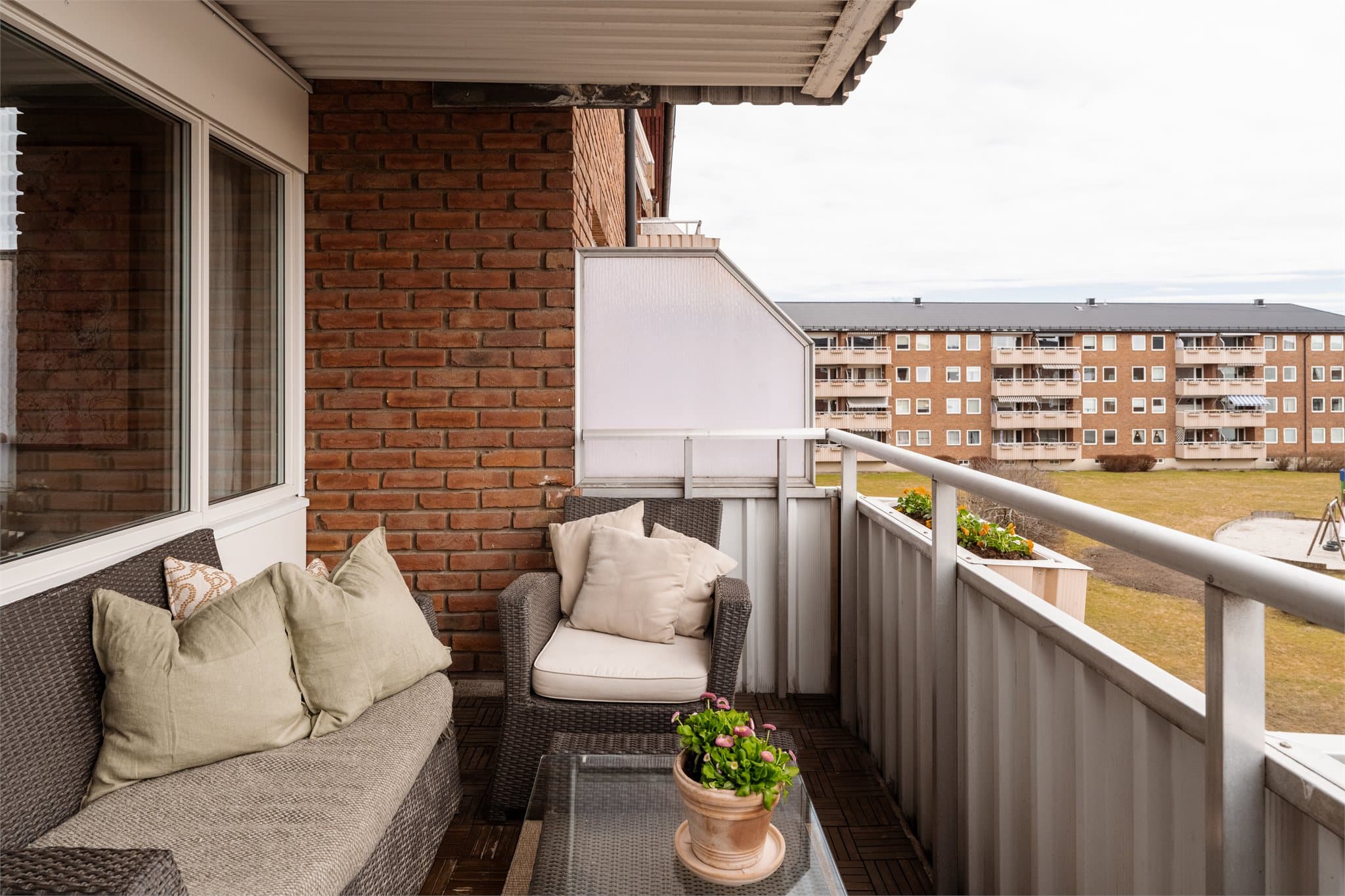 Utgangen fra stuen gjør balkongen til en naturlig forlengelse av oppholdsrommet.