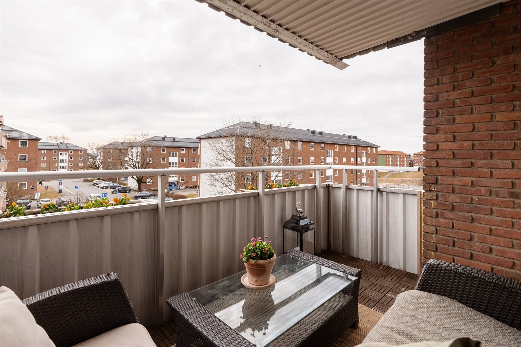 Balkongen er takoverbygget, noe som gir en lun og skjermet uteplass. Her sitter du godt beskyttet mot både regn og vind, samtidig som du kan nyte frisk luft og utsikten i rolige omgivelser.