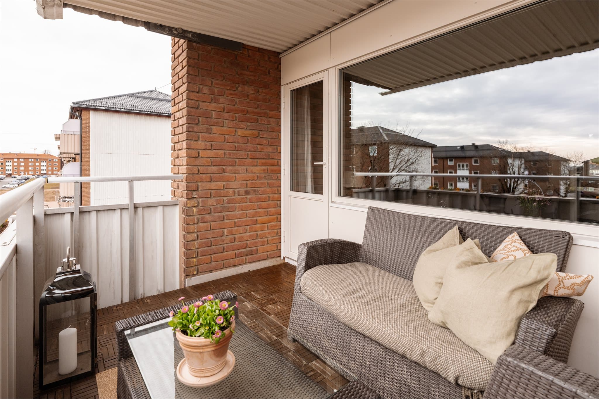 Balkongen har trefliser på gulvet og et rekkverk i stålkonstruksjon med høyde på 1,07 meter.