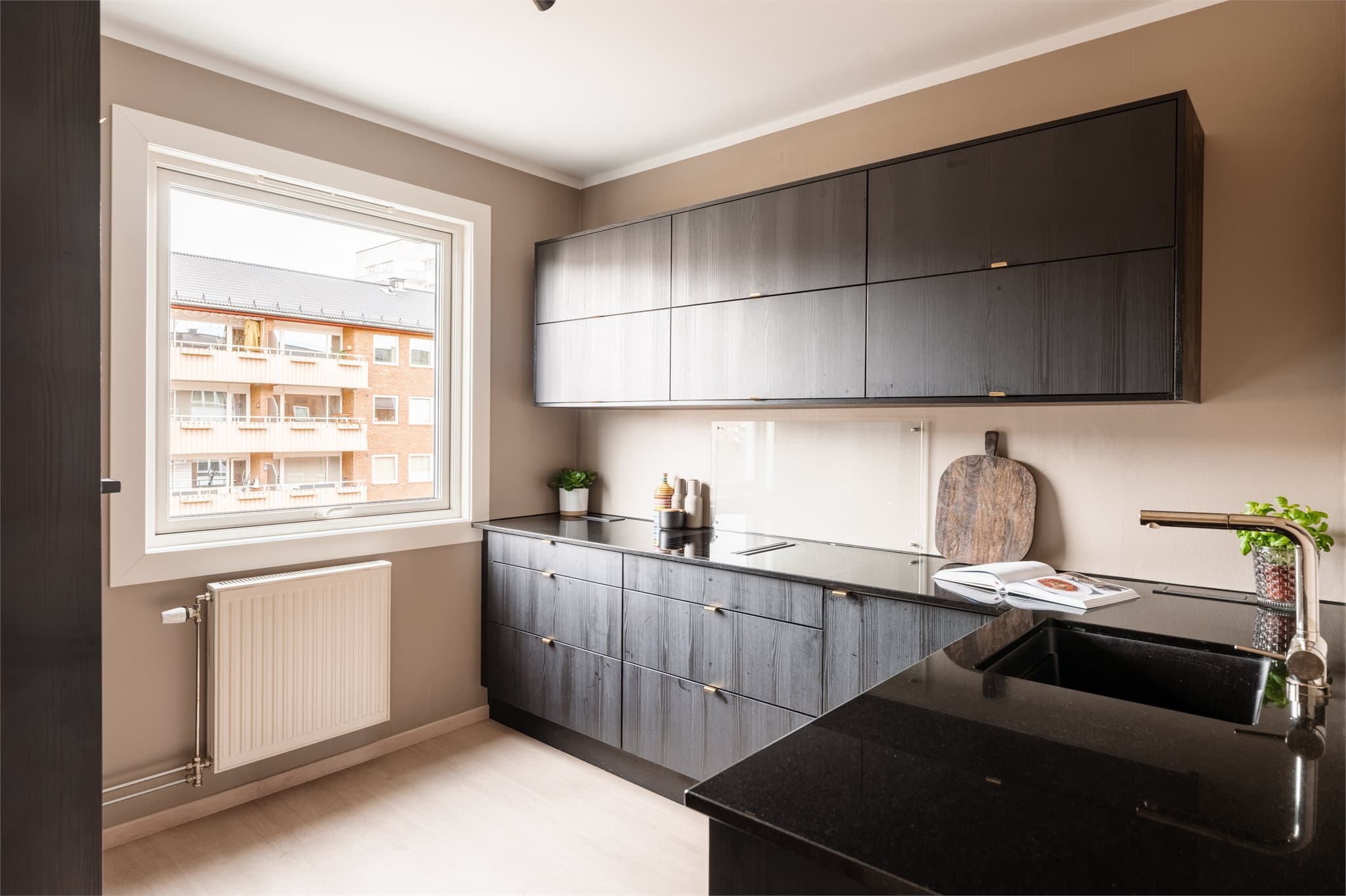 Delikat og påkostet kjøkken renovert i 2024/2025, med stilren innredning fra Norema