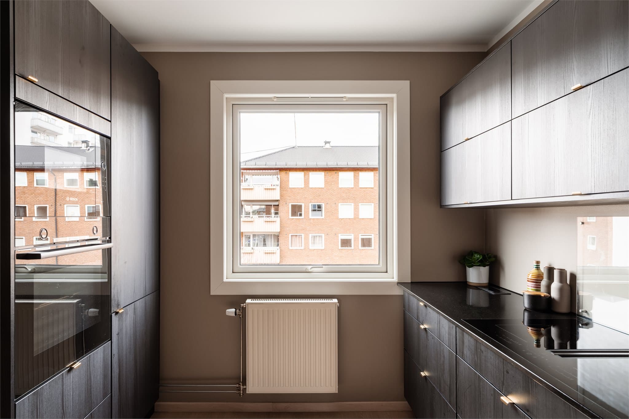 Godt med både skap- og benkeplass gjør kjøkkenet funksjonelt og lett å arbeide på.