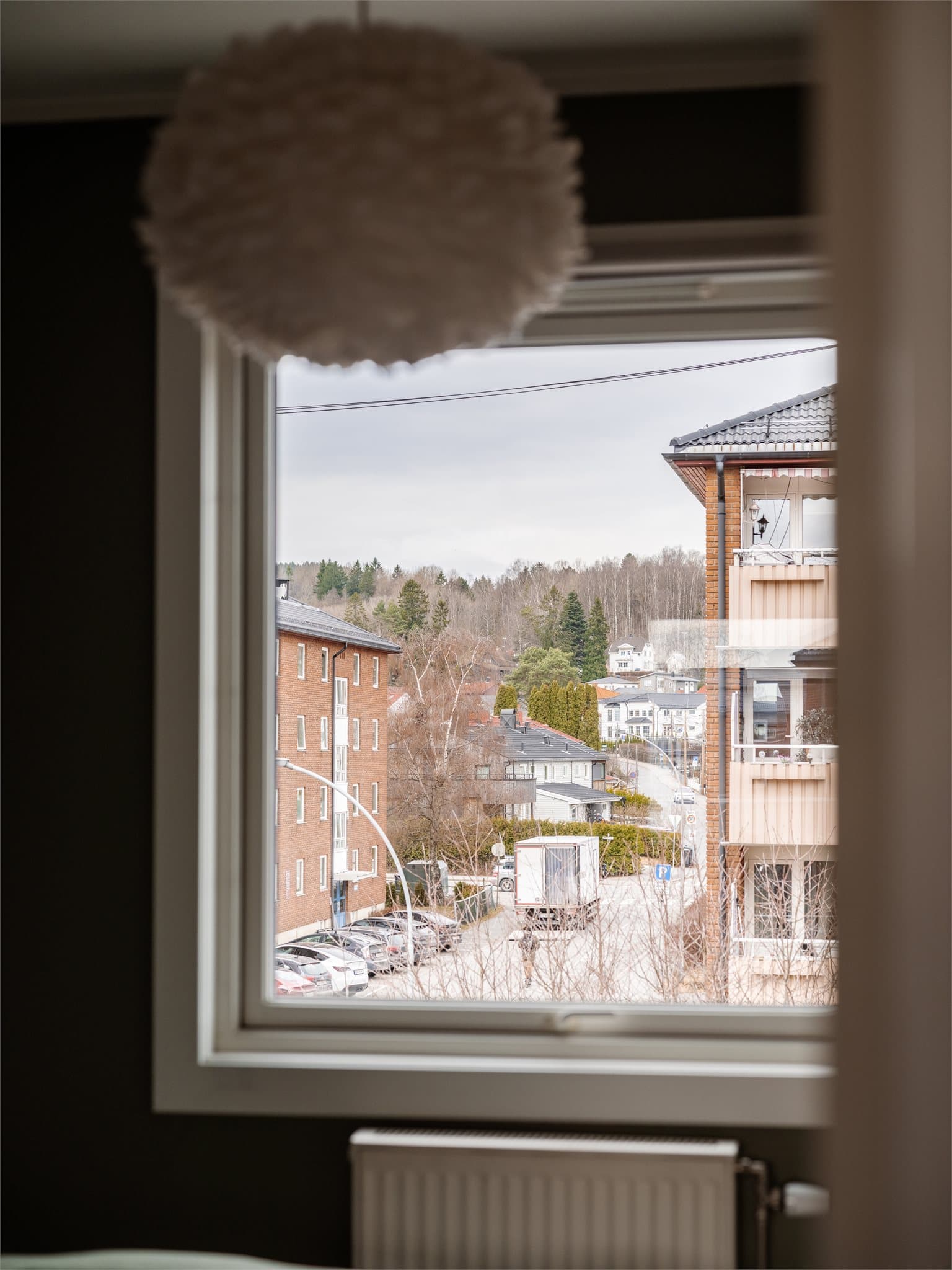 Fra soveromsvinduet er det utsikt mot grønne omgivelser i nærområdet. Alle vinduer og balkongdør ble oppgradert i regi av borrettslaget 2019.