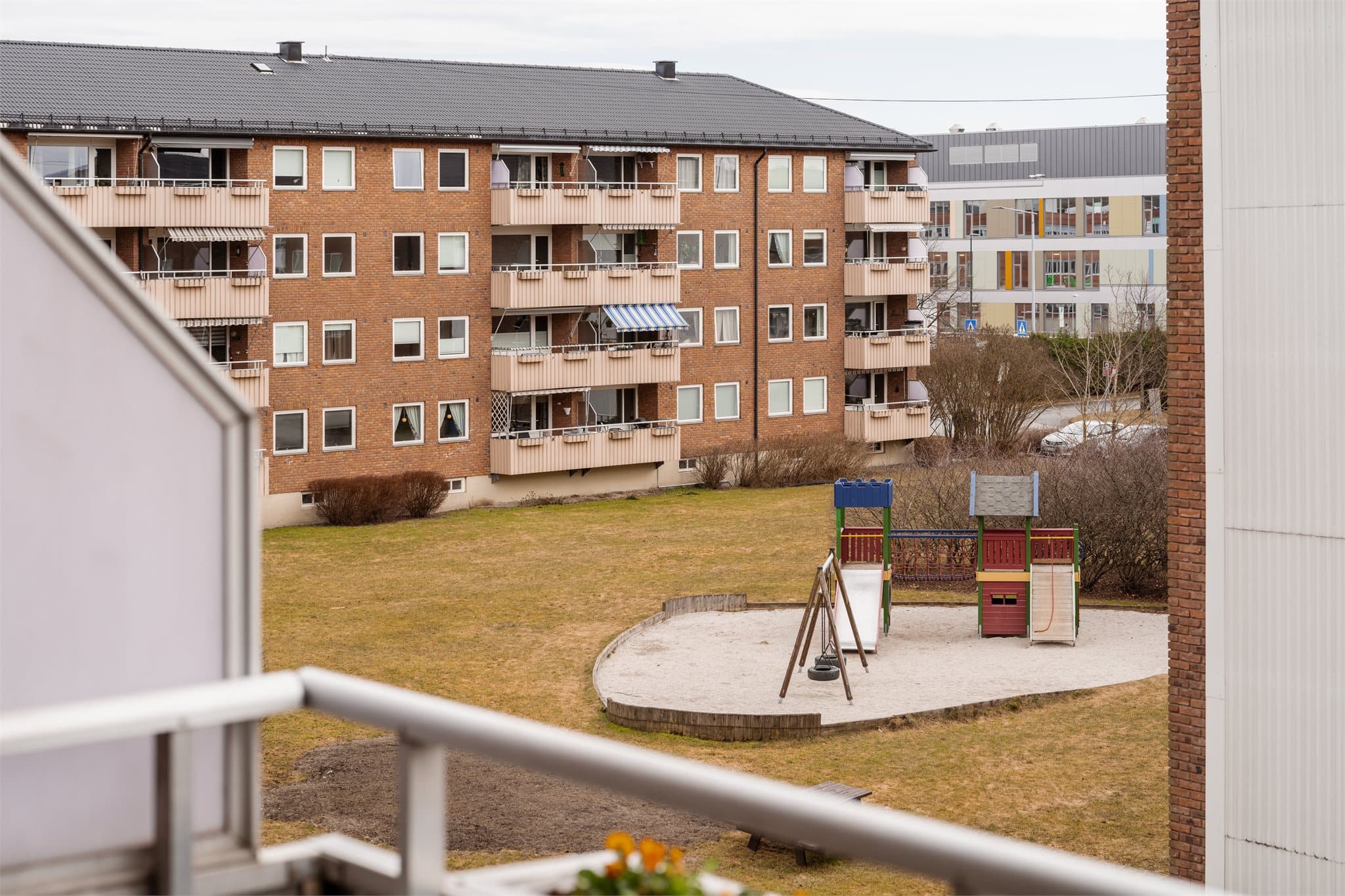 Balkongen gir et privat og skjermet uterom med lite innsyn. Her er det god plass til koselig og komfortabel sittegruppe.