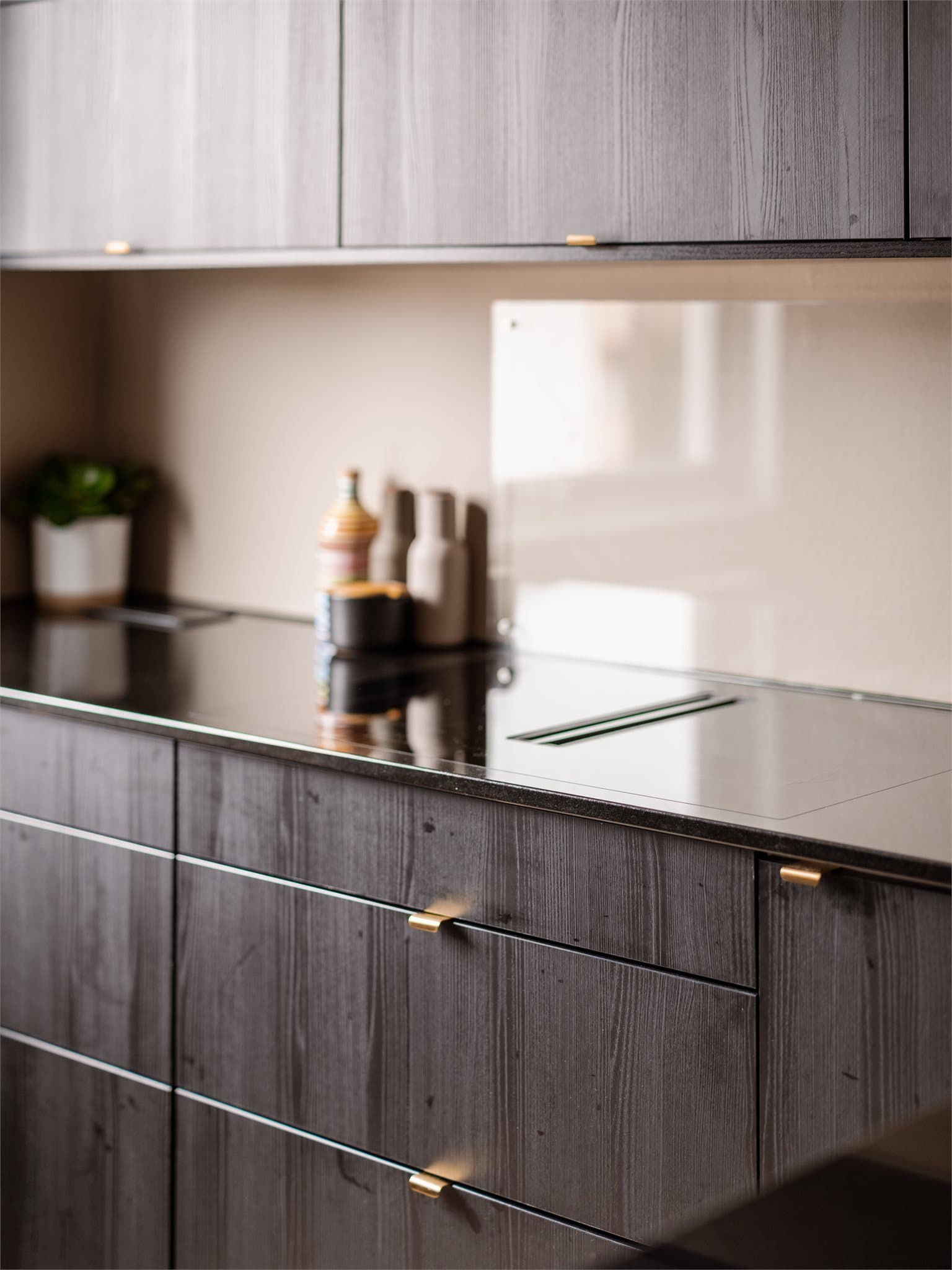 Innredningen fra Norema har glatte fronter som gir et ryddig og moderne uttrykk.