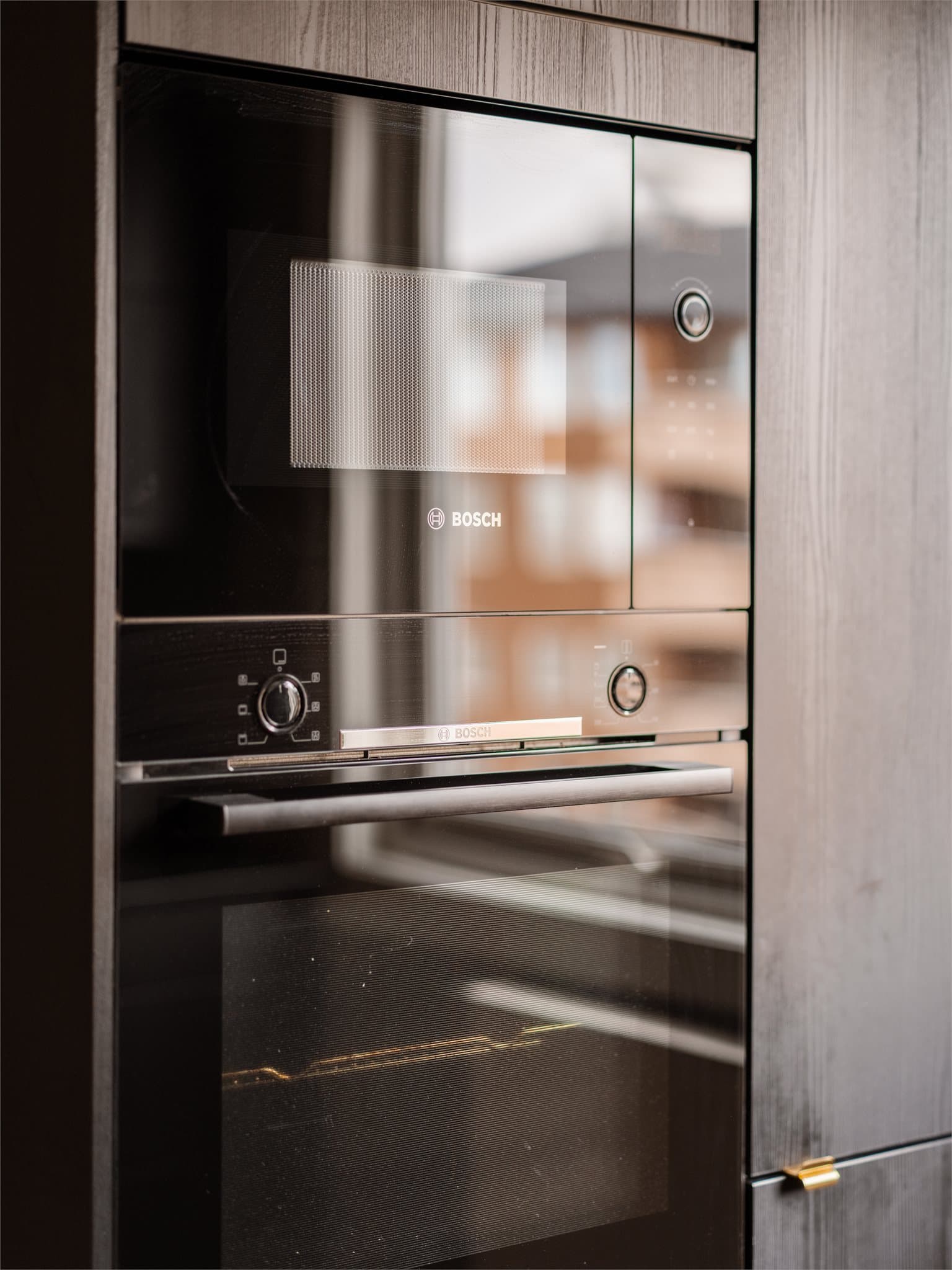 Alle hvitevarer er integrert, inkludert stekeovn og mikrobølgeovn fra Bosch.