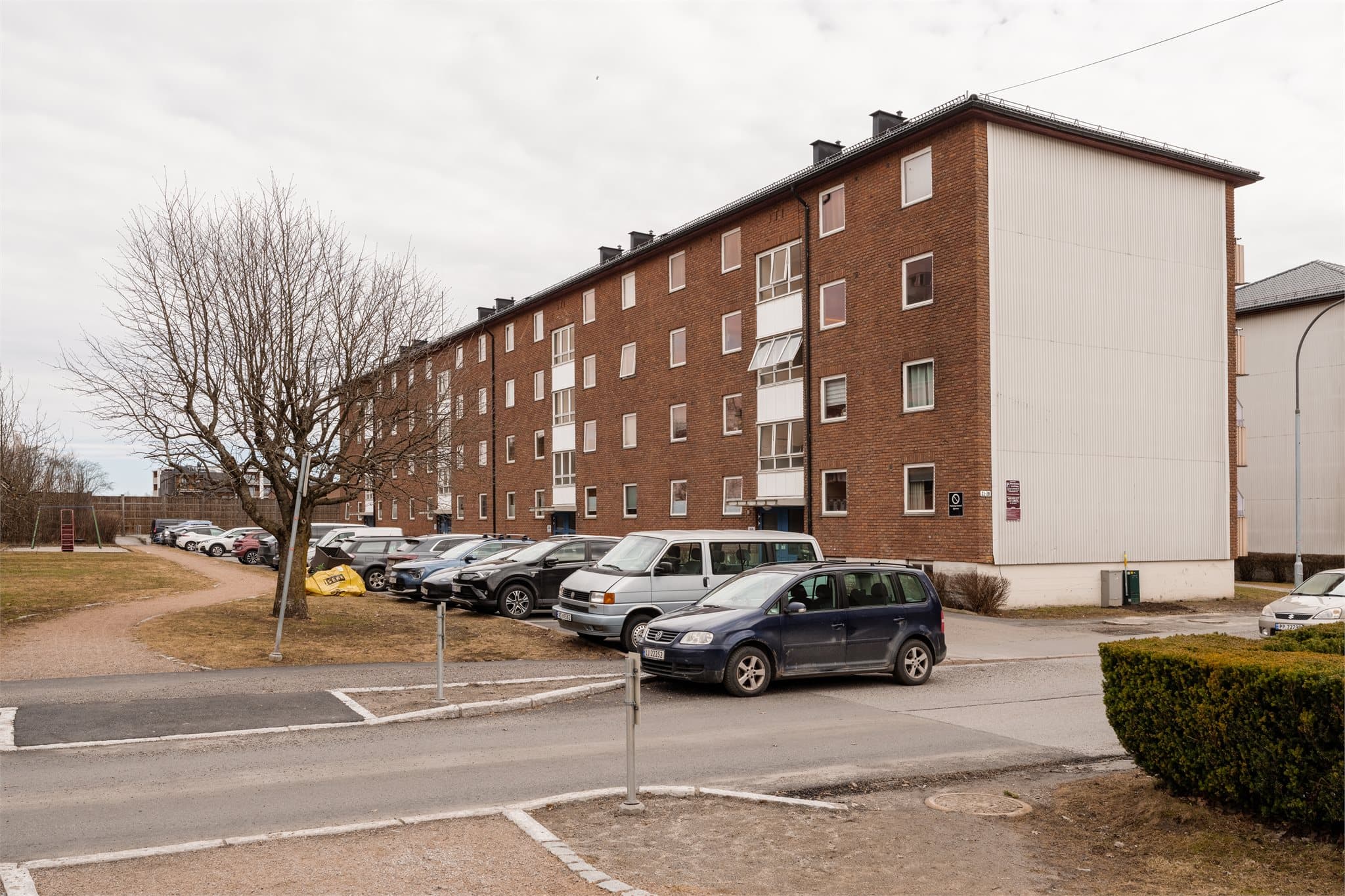 Bygget er fra 1957 og er en del av et veletablert og rolig borettslag på Bjerke.