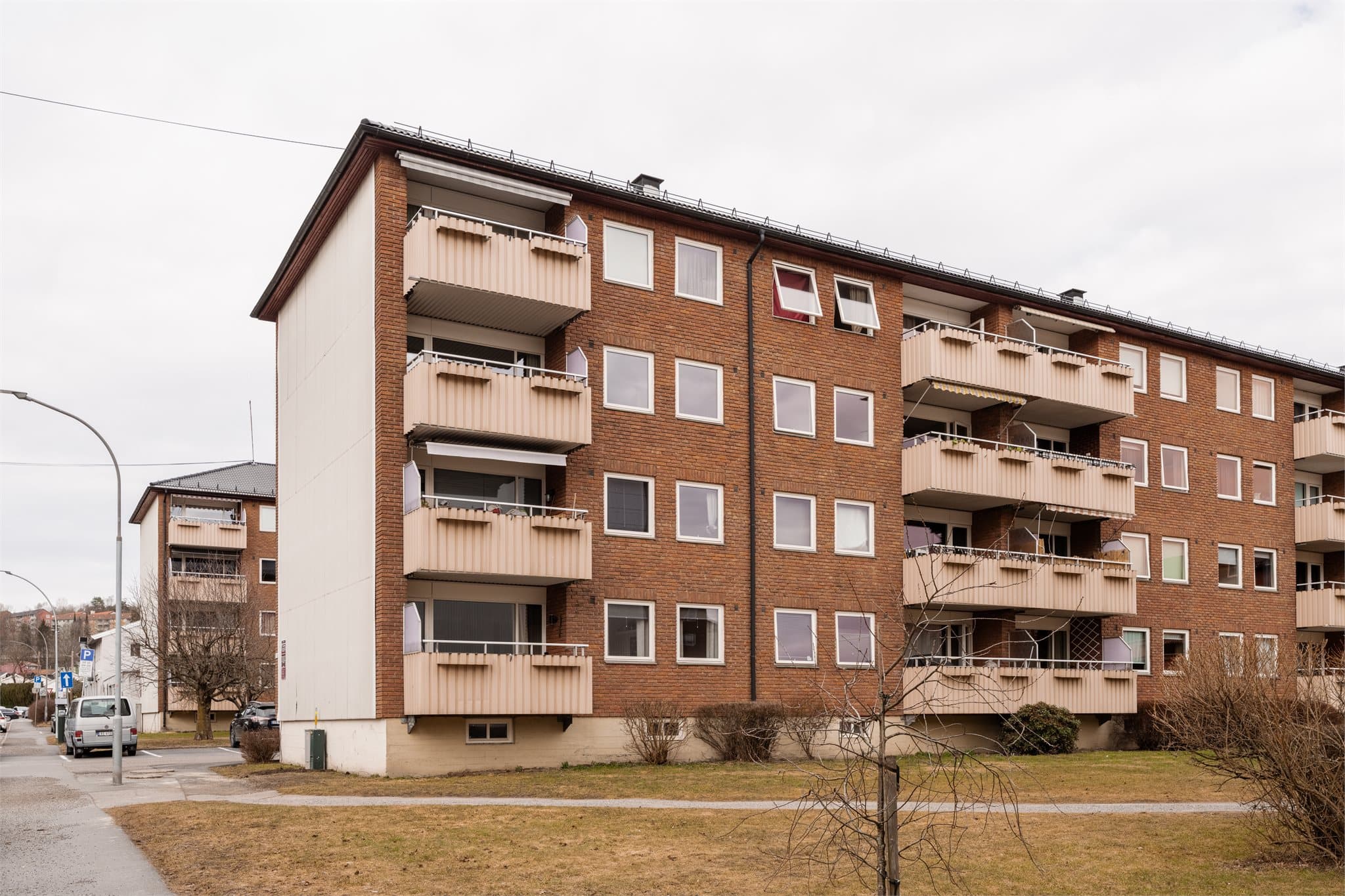 Yttervegger i betong og murverk, med fasade kledd med trepanel og forblendet mur.
