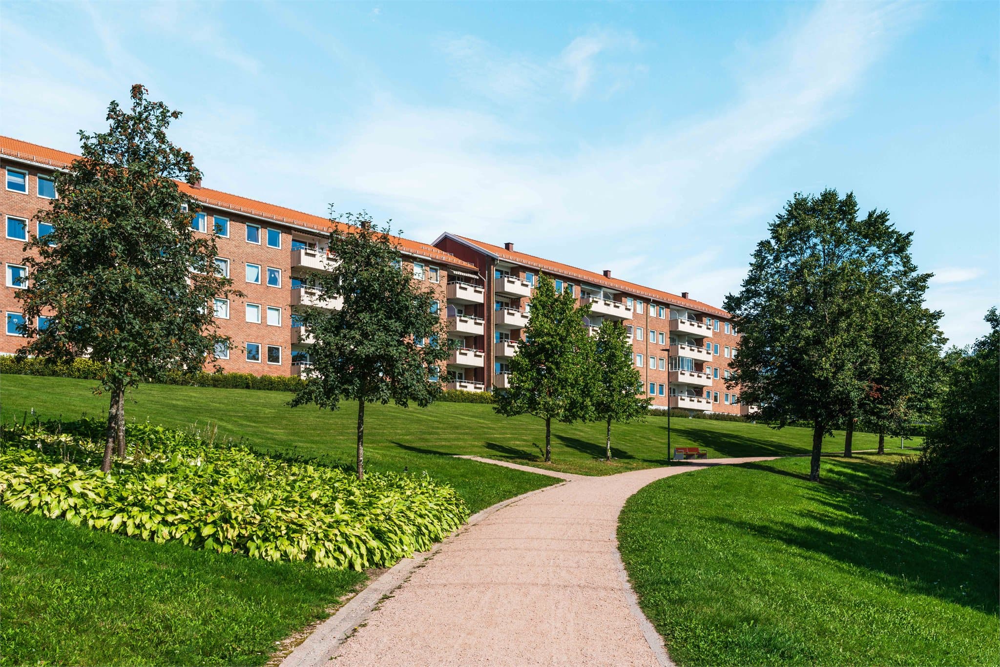 Området er preget av grønne og frodige omgivelser, med kort vei til turstier og rekreasjonsområder.