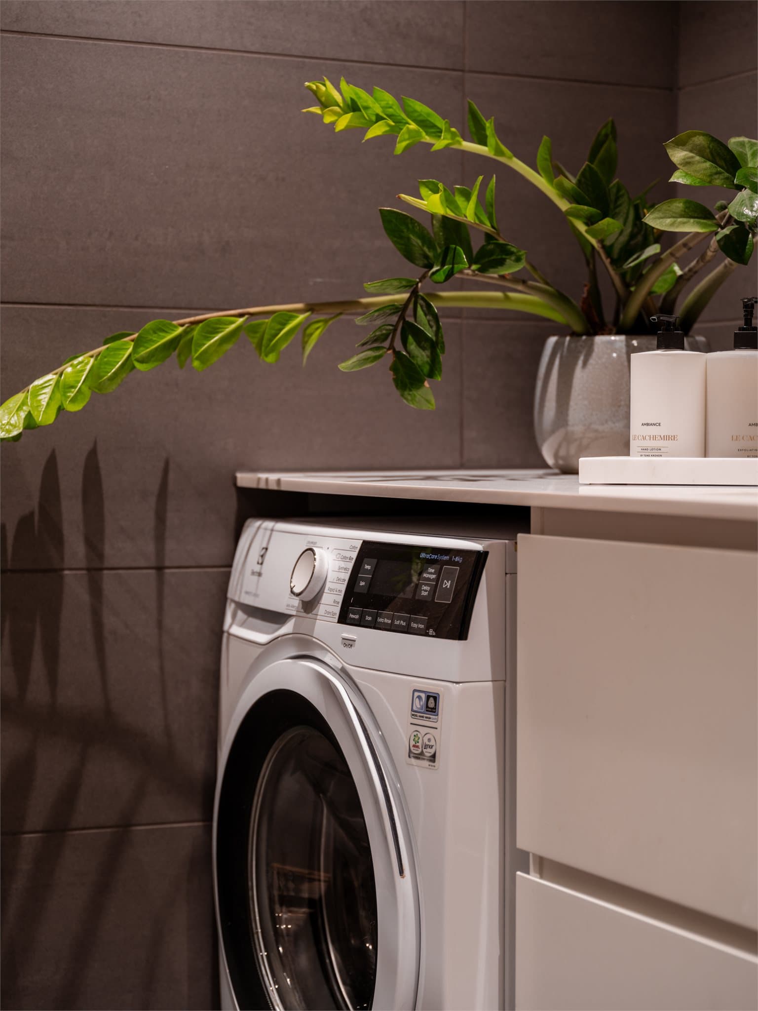 Praktisk nisje for vaskemaskin diskret plassert under benkeplaten.