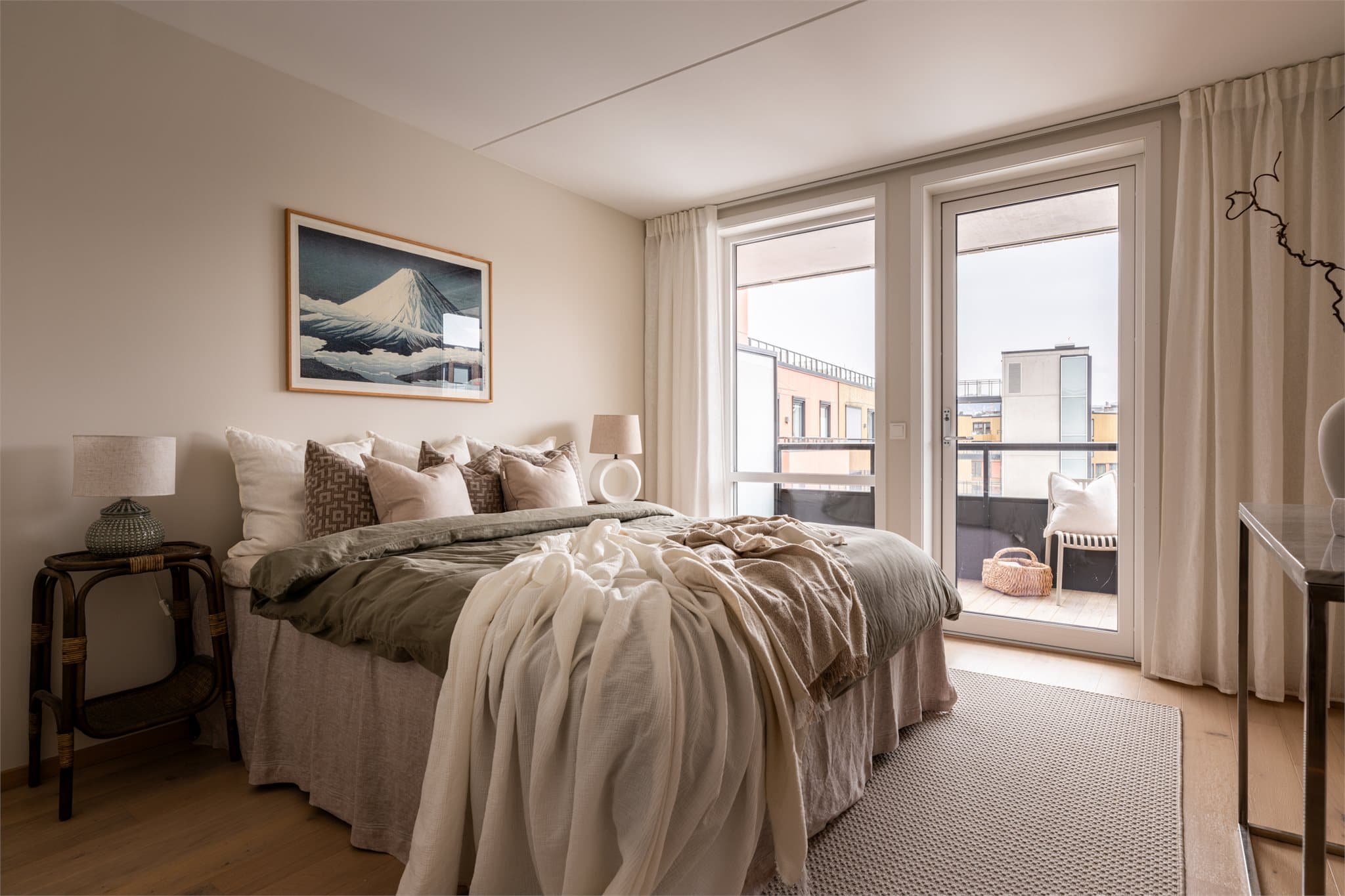 Vakkert hovedsoverom med god plass til stor dobbeltseng og nattbord på sidene.