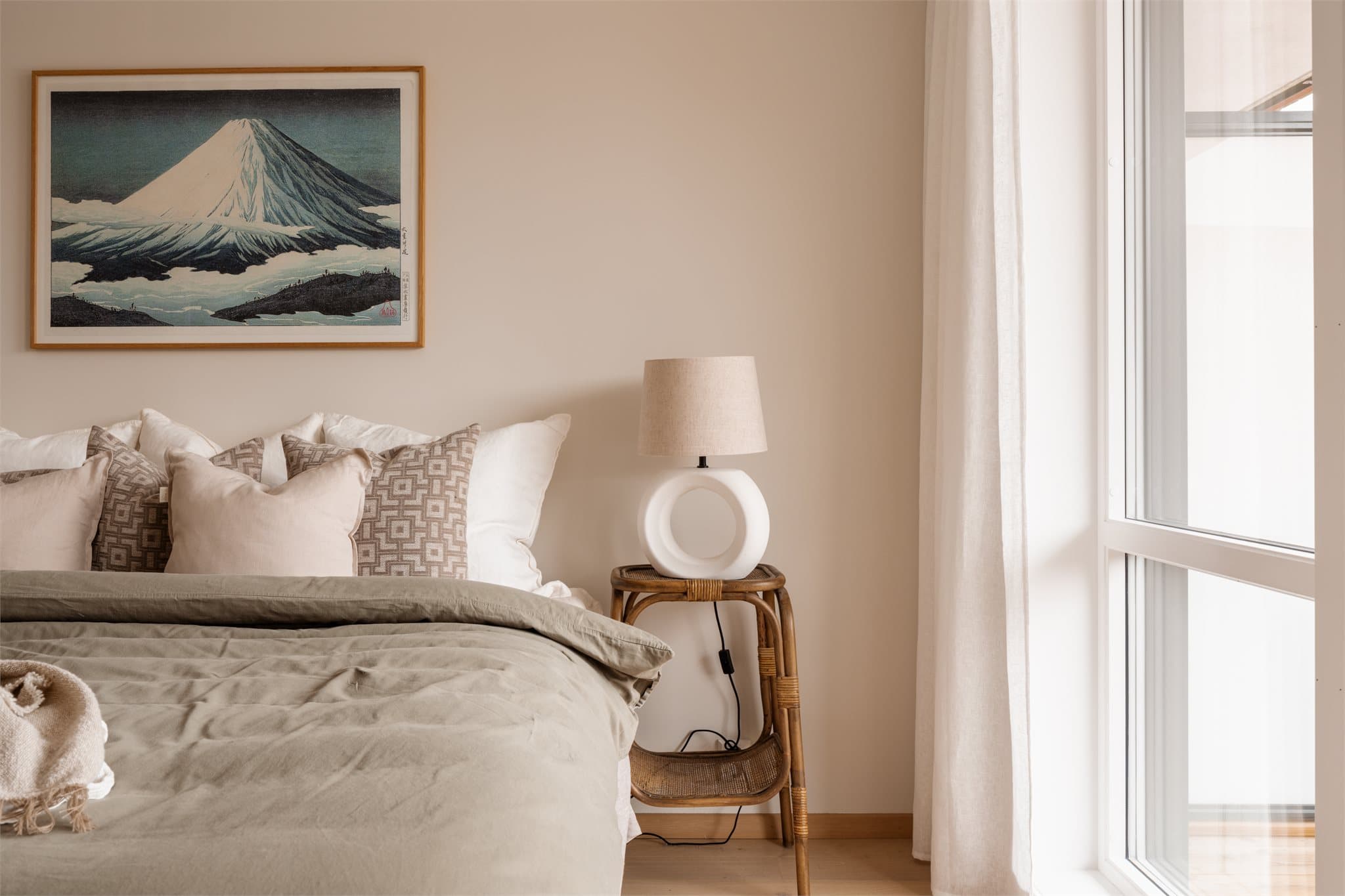 Rommet preges av delikate fargevalg og generøst lysinnslipp fra store vindusflater.