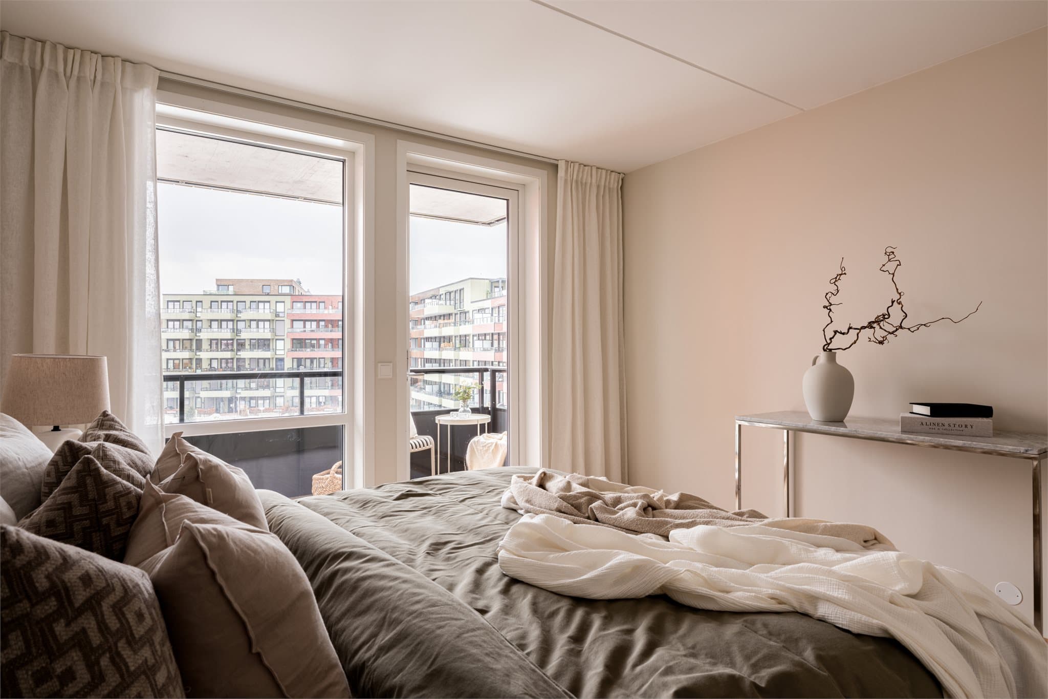 Hovedsoverommet har direkte utgang til egen balkong - et privat og fredelig tilfluktssted i de stille kveldstimene.