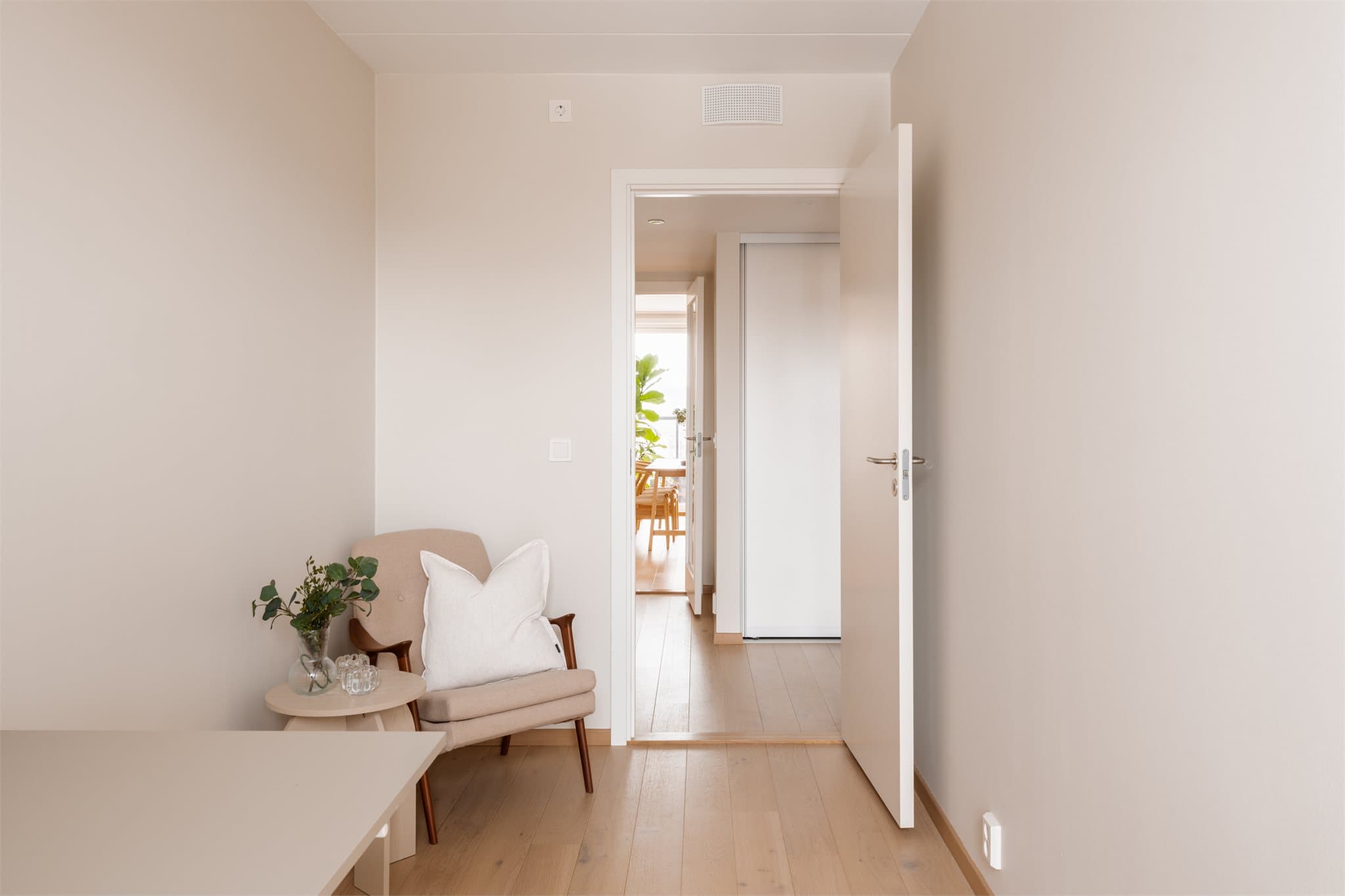 Leiligheten er gjennomgående og har mye lys fra begge sider.