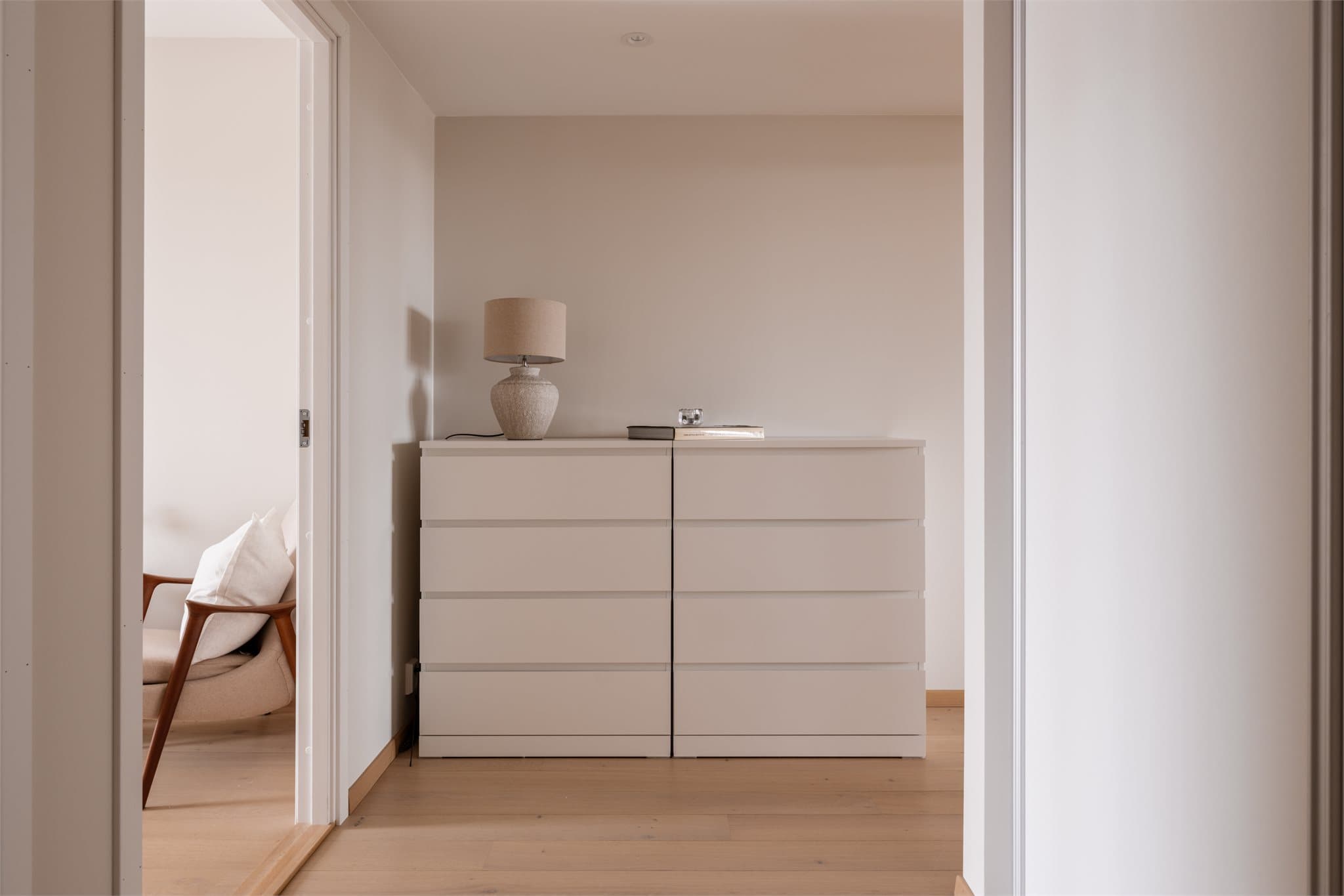 I gangen utenfor soverommene er det god plass til ytterligere oppbevaring.