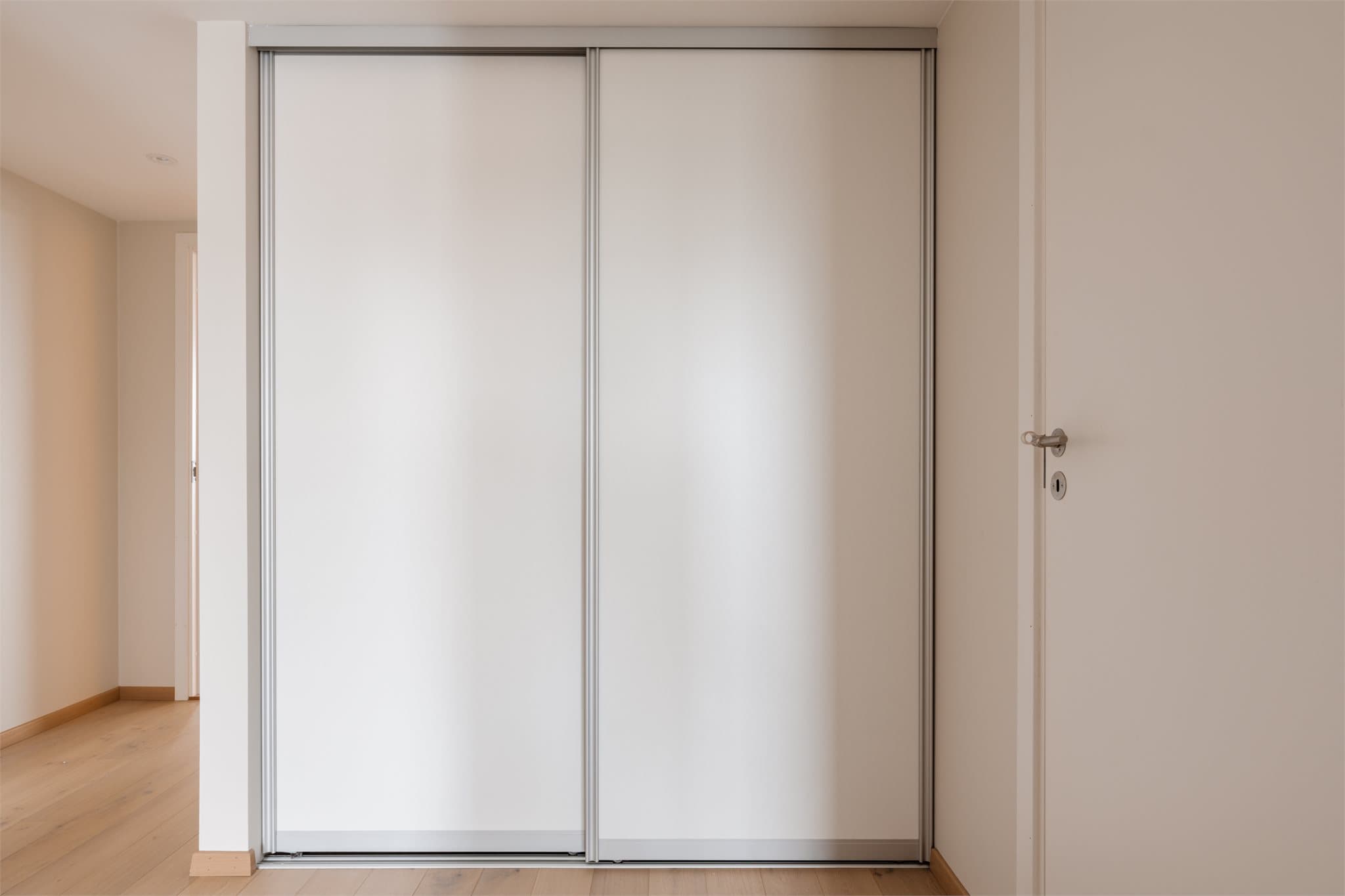 En stor skyvedørsgarderobe gir plass til både yttertøy og sko.