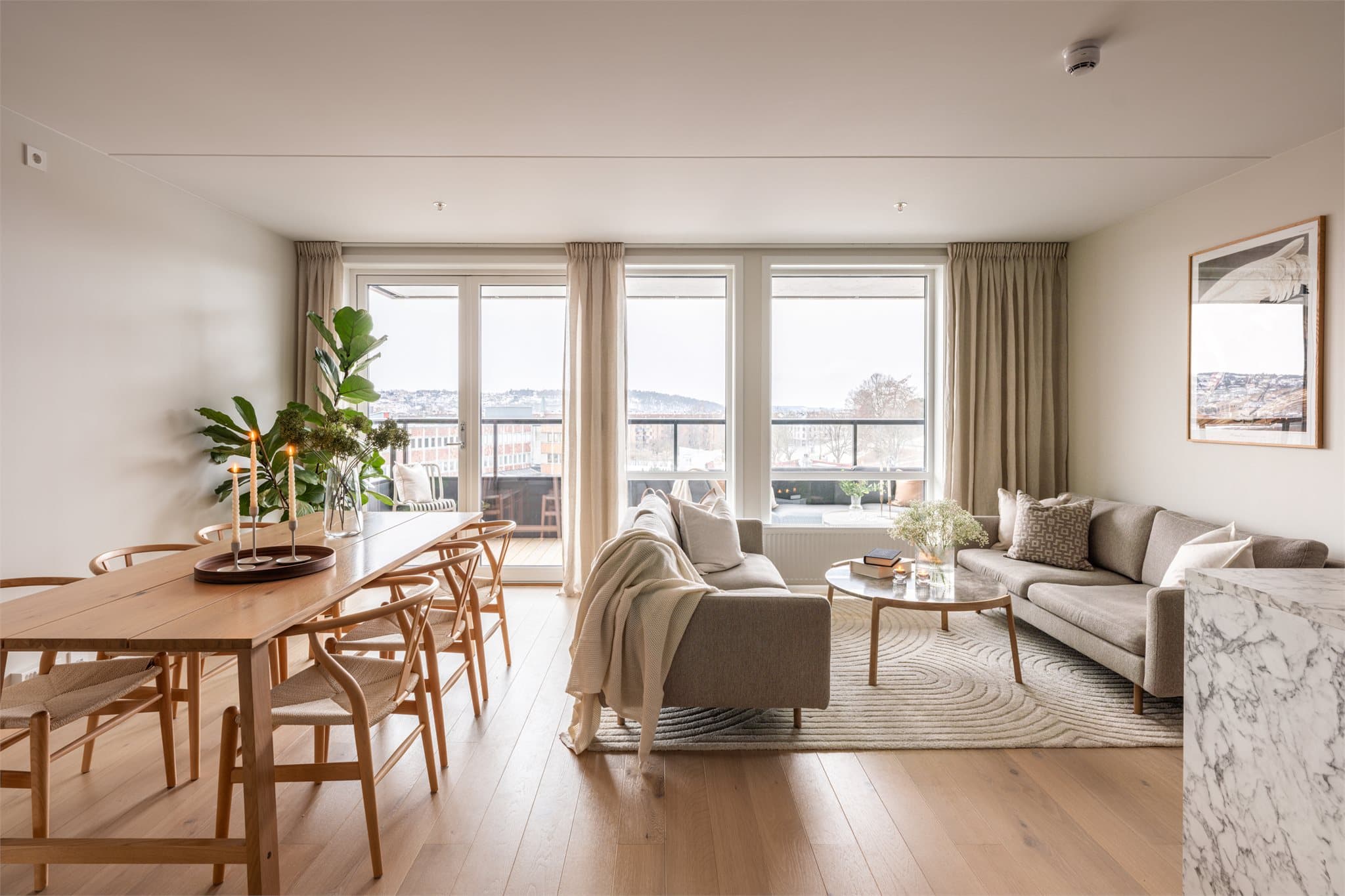 Høyt og fritt i 4. etasje! Takhøye vinduer sørger for svært gode lysforhold.