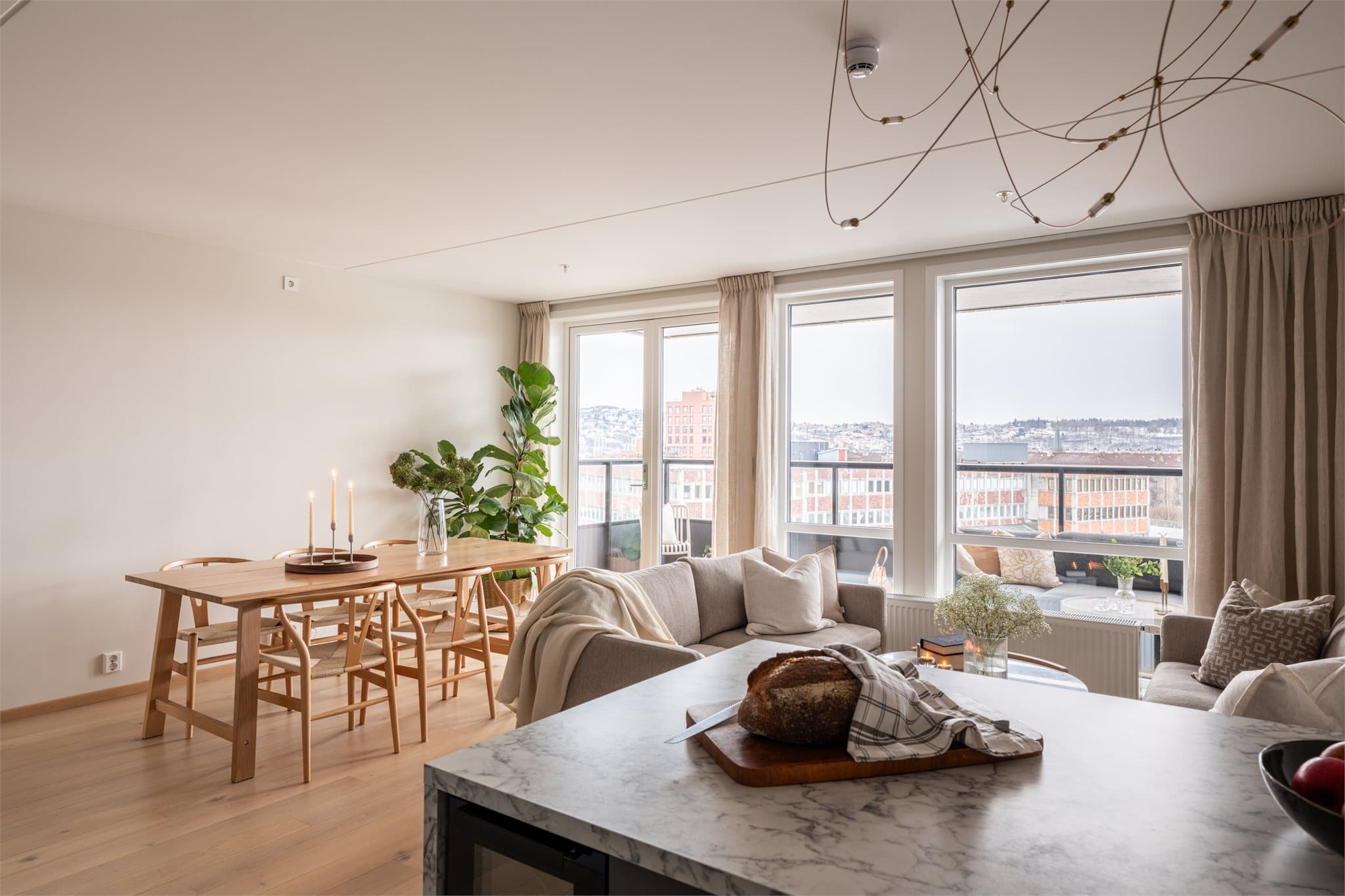 Et innbydende og romslig oppholdsrom med rikelig plass til store, komfortable sittegrupper.