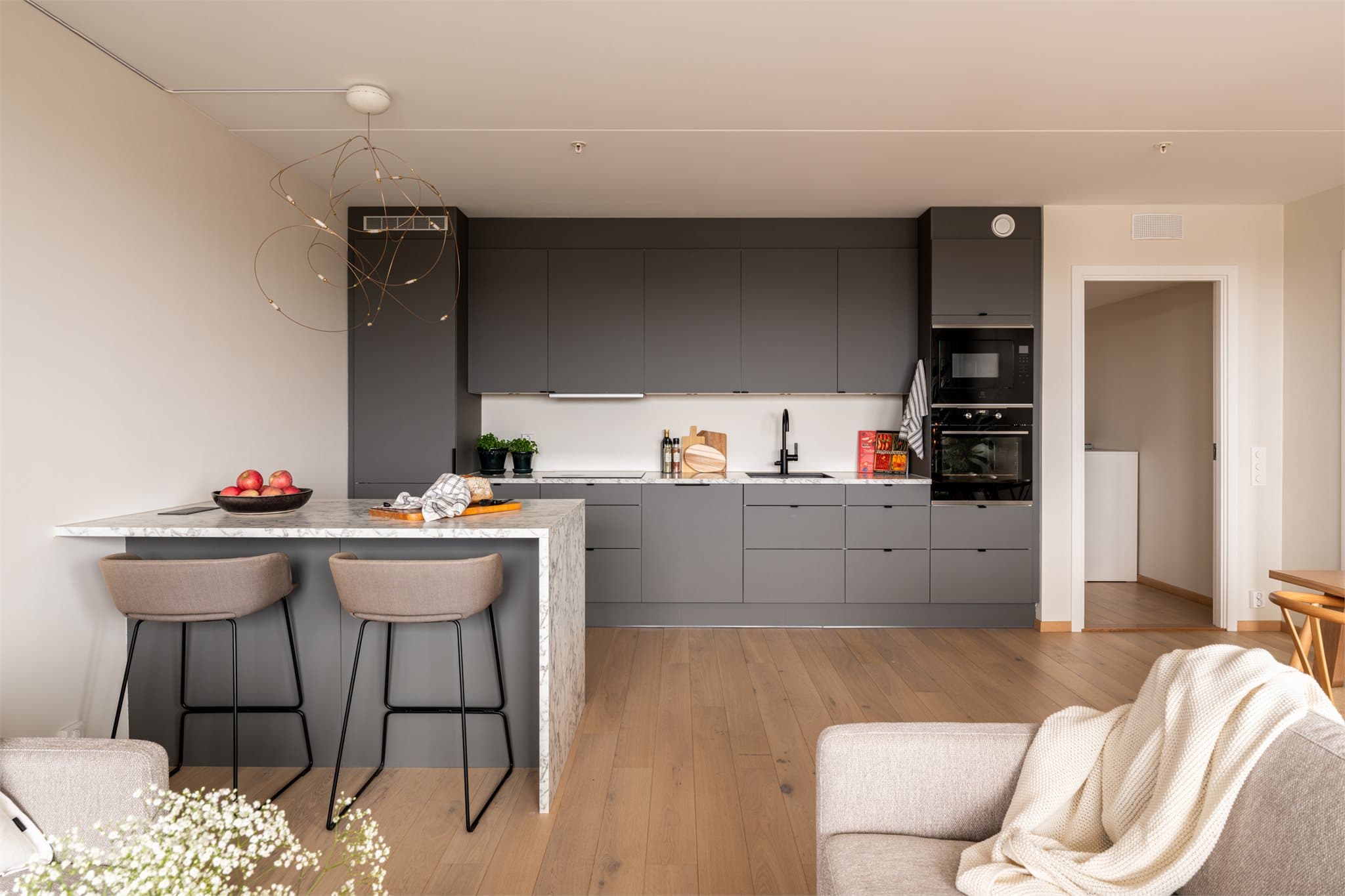 Eksklusivt og påkostet Aubo-kjøkken med integrerte hvitevarer, vinskap, stekeovn og mikrobølgeovn i høyskap, samt underlimt vask i silgranitt.