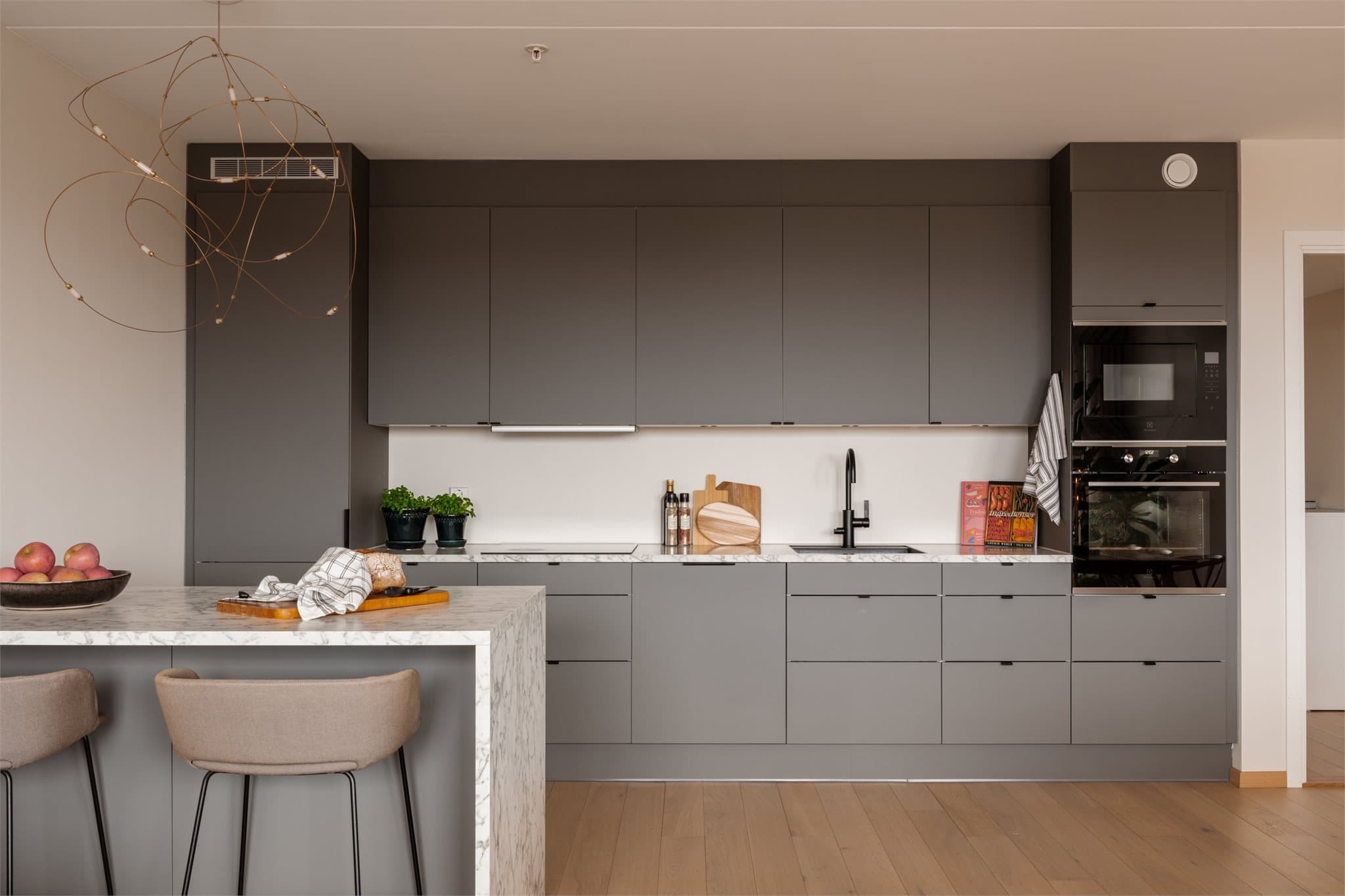 Gode arbeidsflater kombinert med gjennomtenkt og romslig oppbevaringsløsning i skuffer og skap.