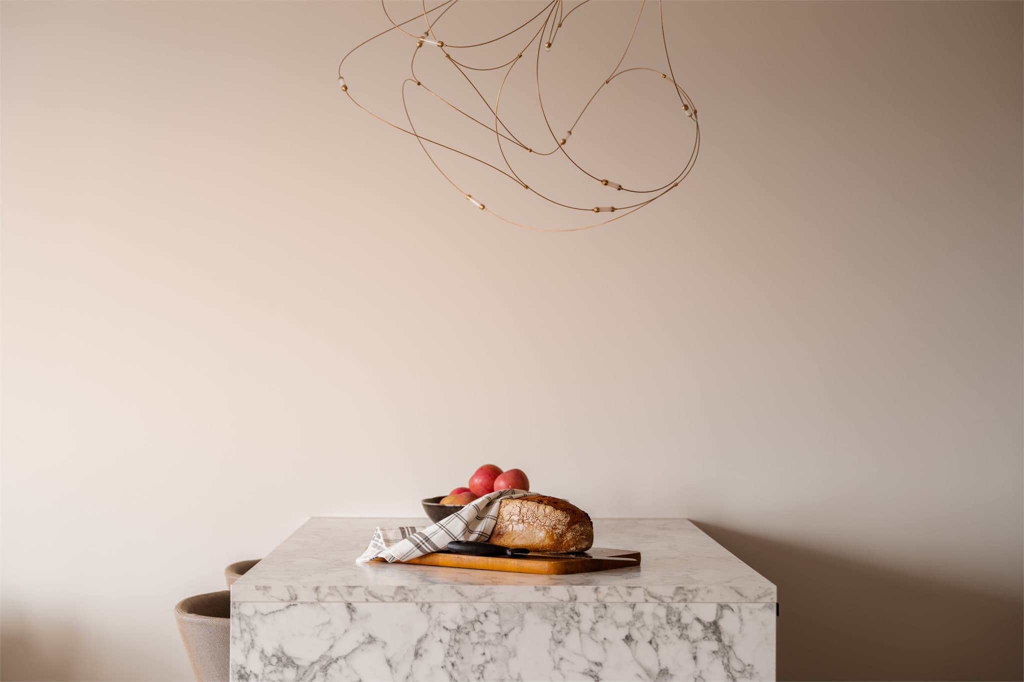 Her får dere et hjem som er betydelig påkostet og som har et helhetlig og gjennomført uttrykk.