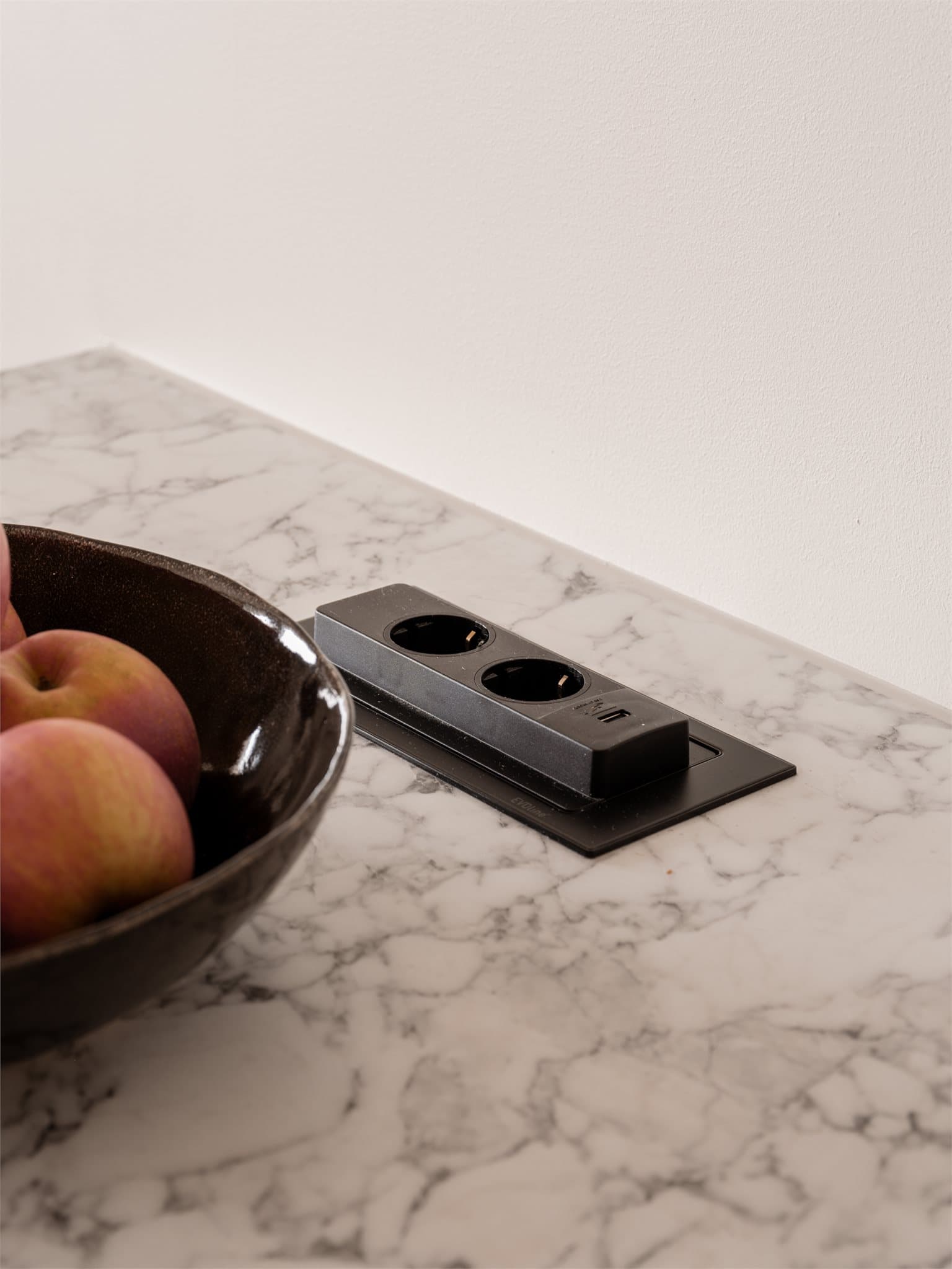 Integrert stikkontakten i benkeplaten.