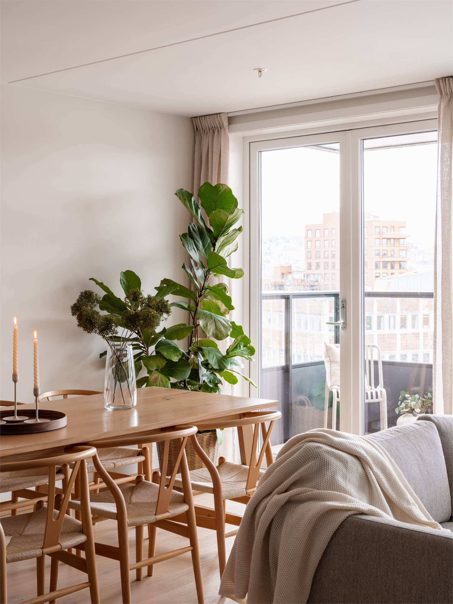 Fra oppholdsrommet er det direkte utgang til én av leilighetens to balkonger.