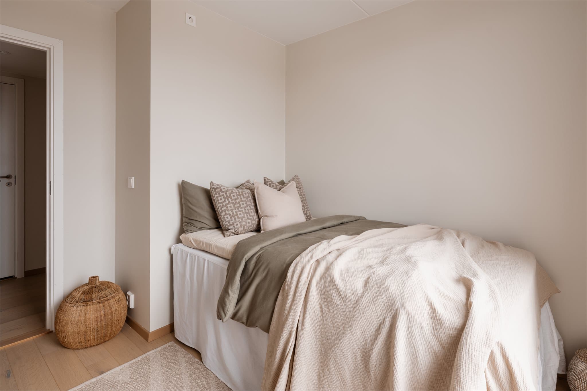 Rommet egner seg godt som barnerom, gjesterom eller hva enn dere måtte trenge.