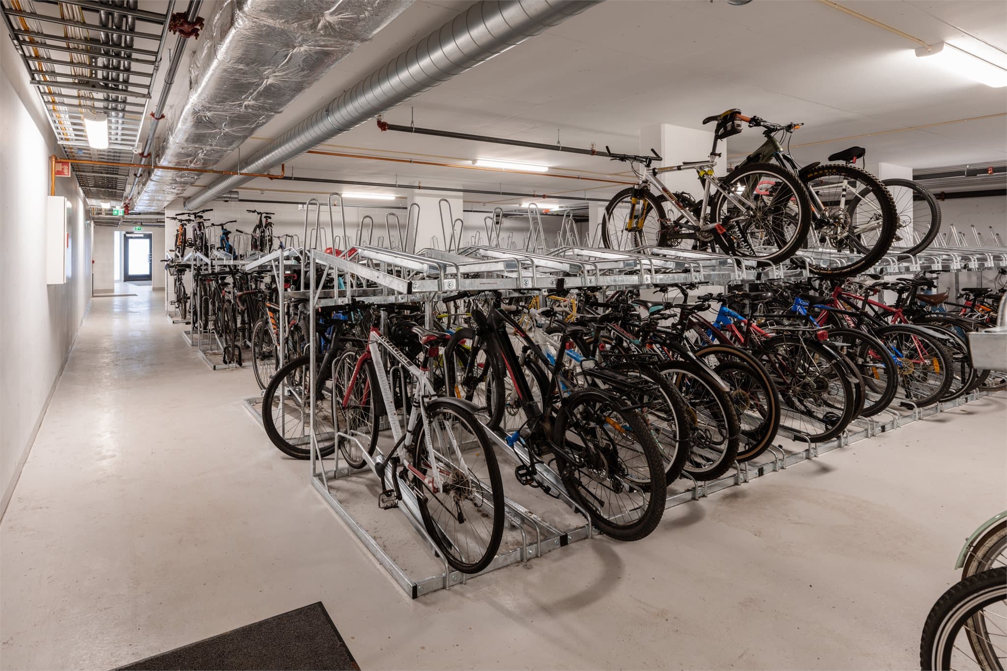 Stor, innendørs sykkelparkering i borettslaget.