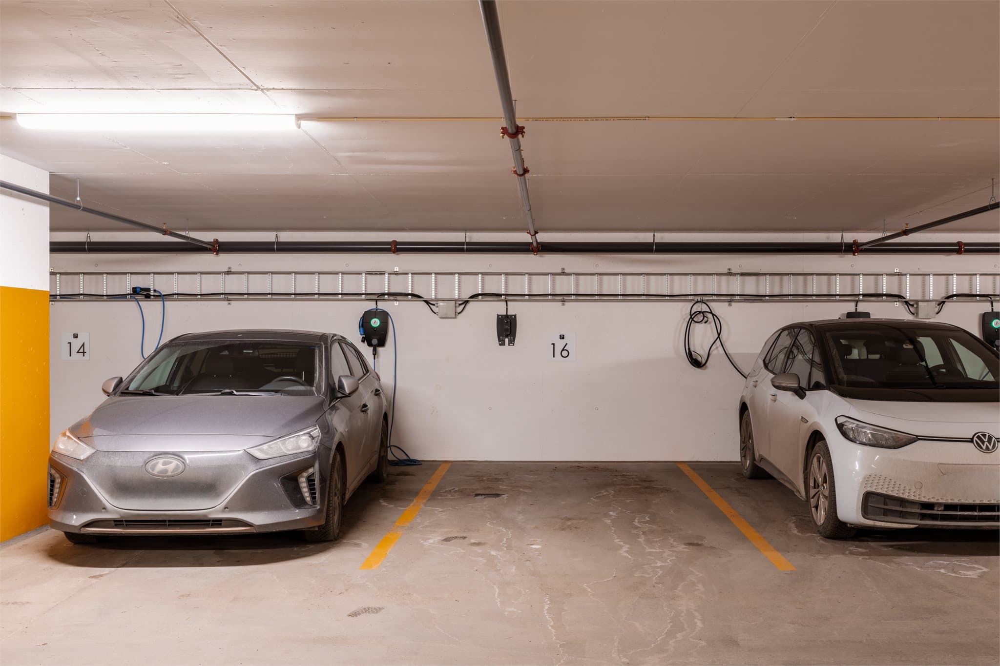 Parkeringsplass nr. 16 medfølger leiligheten. Det er mulighet for både kjøp og leie av elbil-lader.