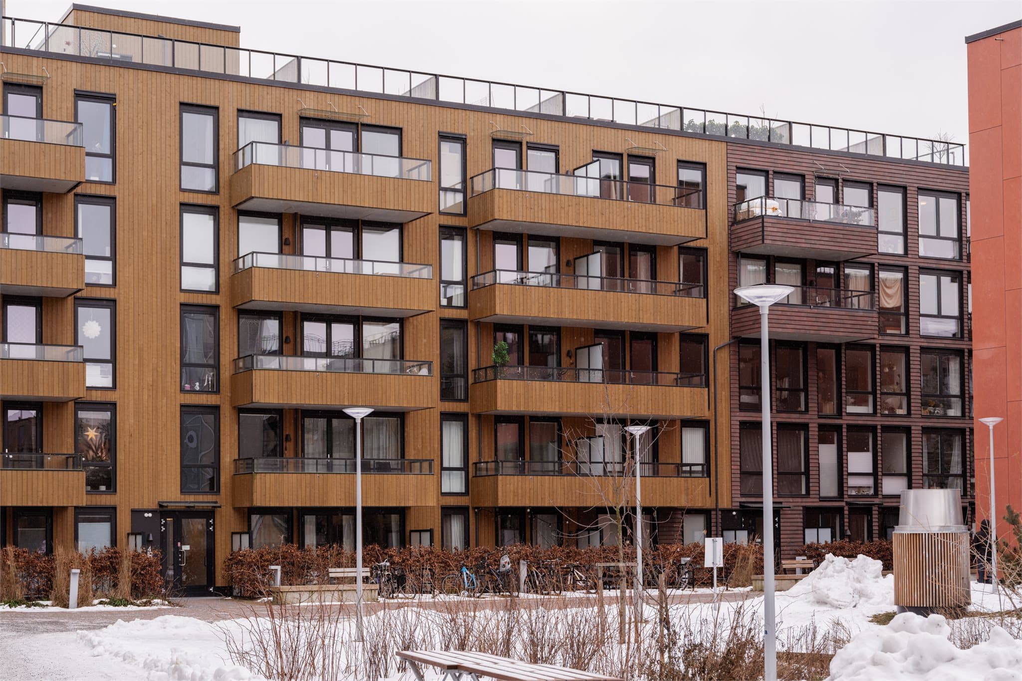 Nyere, moderne bygg fra 2023 med høy standard.