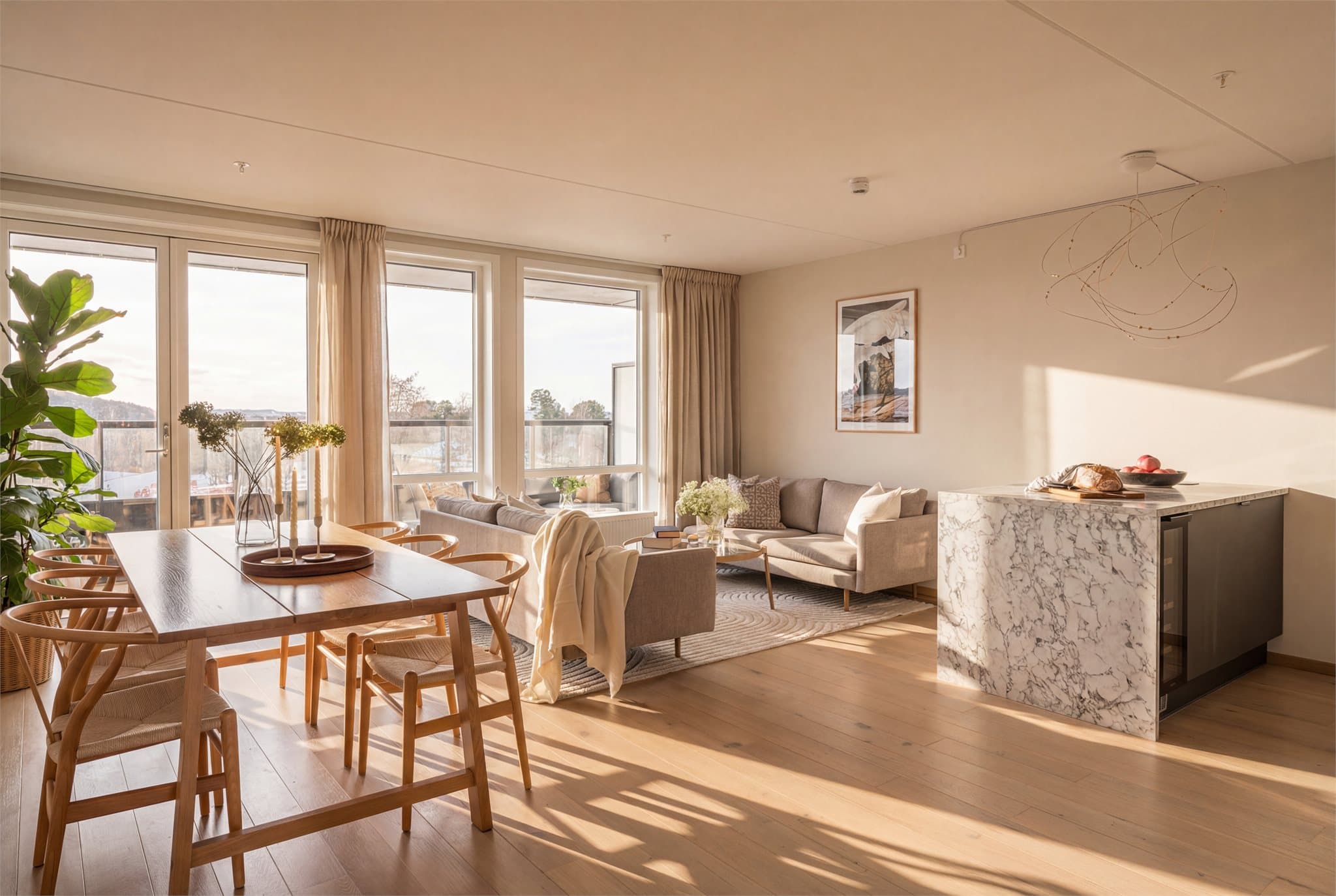 Flott utsikt mot byen fra stuen.