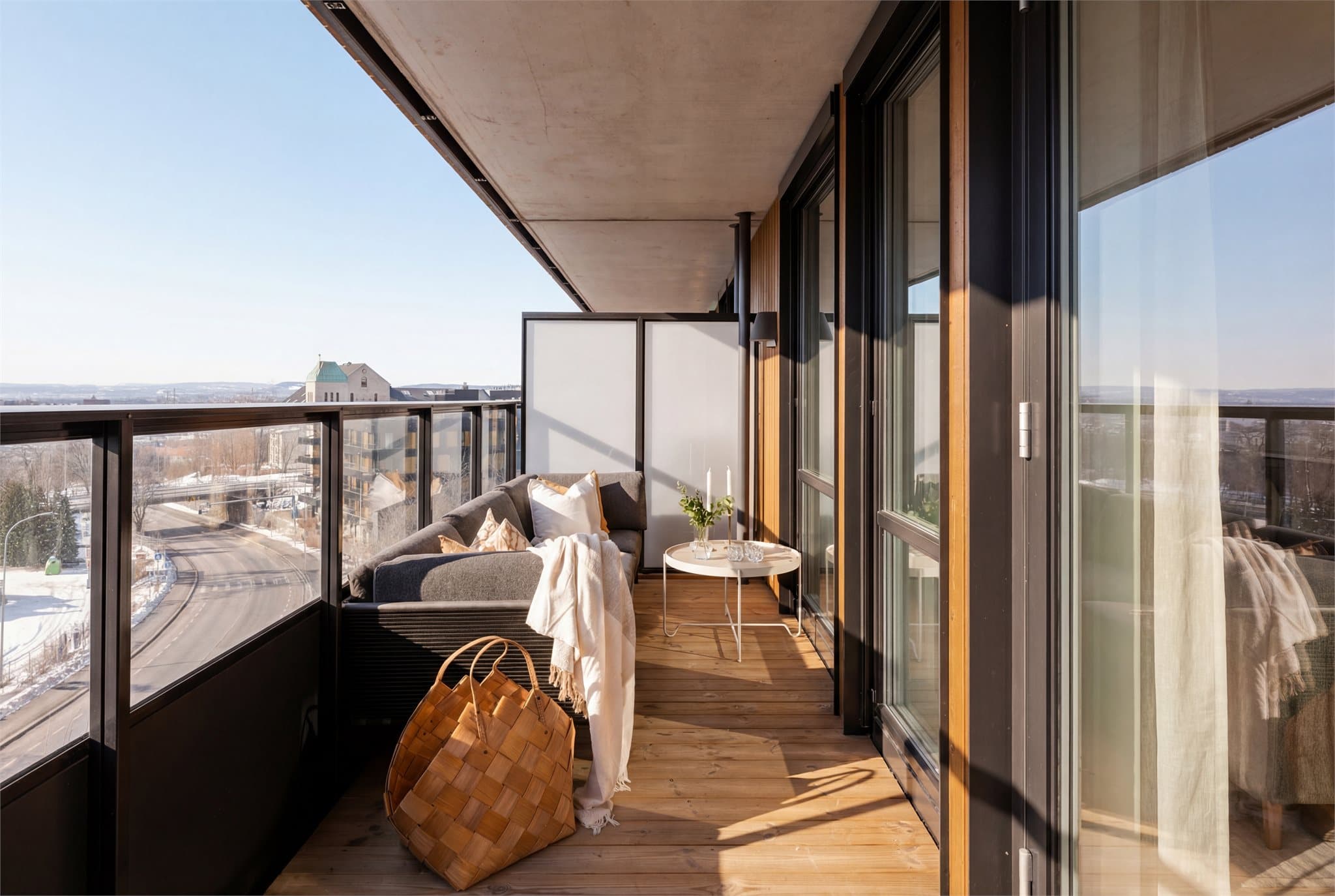 Her kan dere rusle ut på en stor og innbydende balkong vendt mot sydvestvendt.