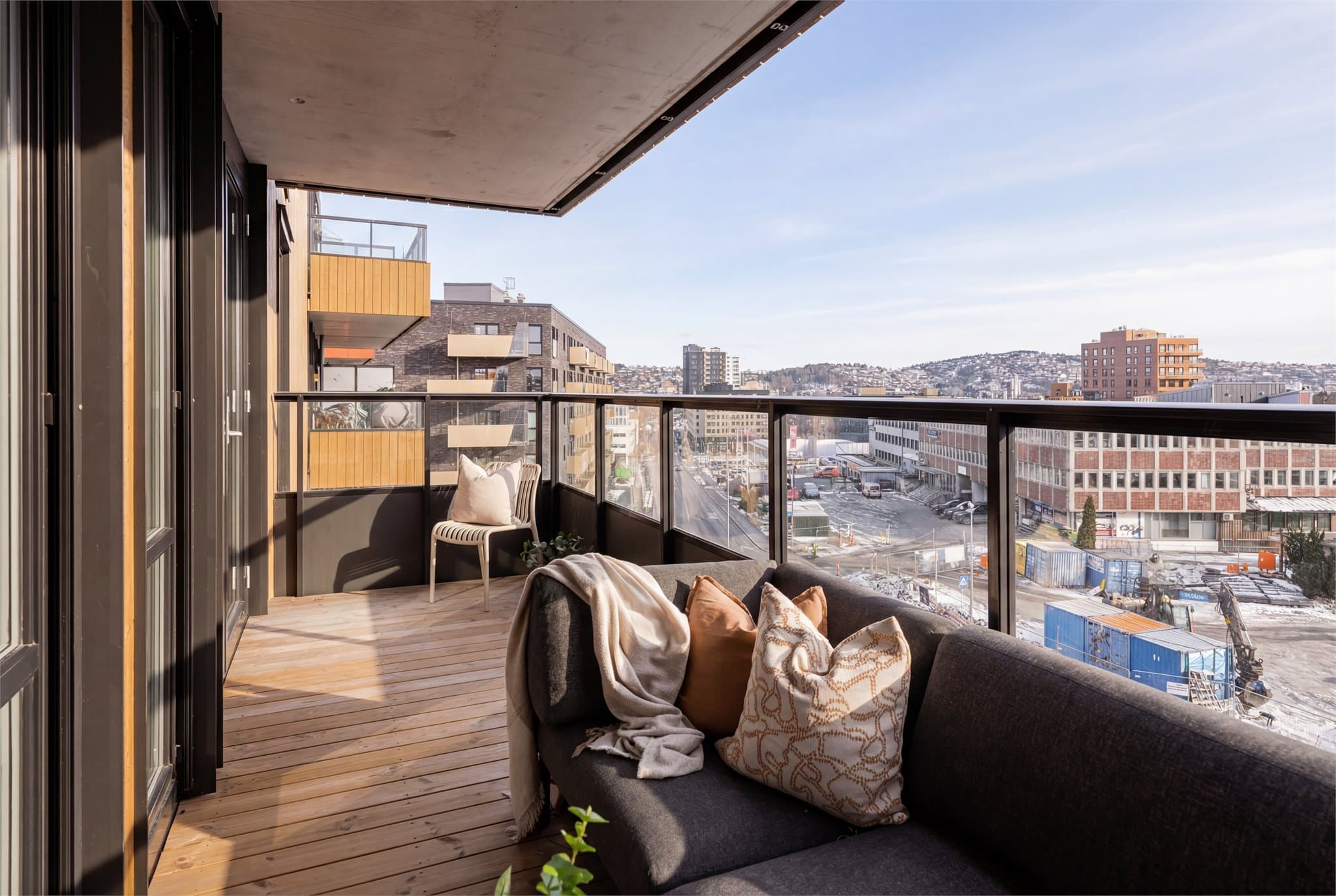 Terrassebord på gulvet skaper en lun og behagelig atmosfære - komfortabelt både barbeint og med sko.