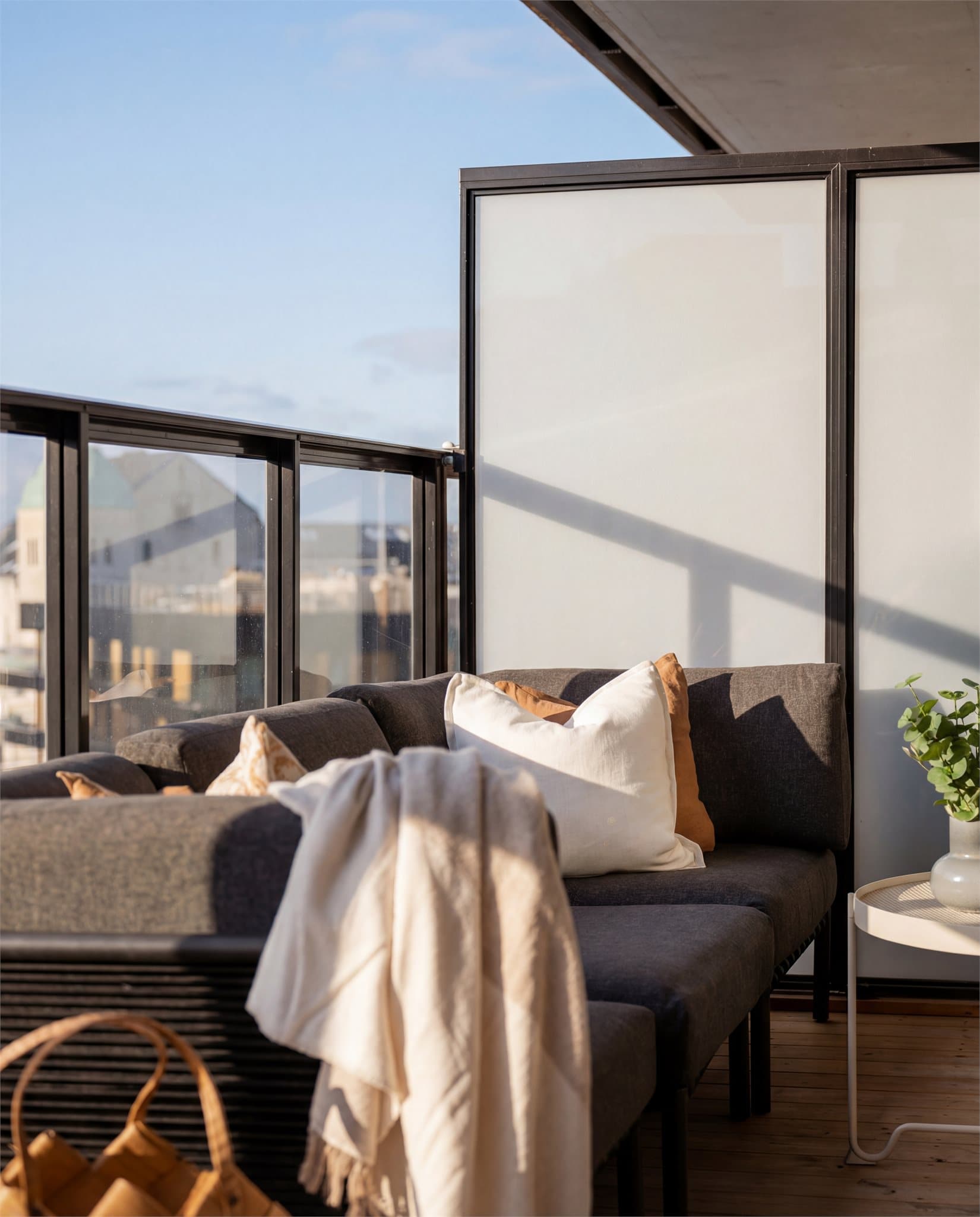 Med sine 10 m² byr den på generøs plass til lounge, grill og alt som hører til.