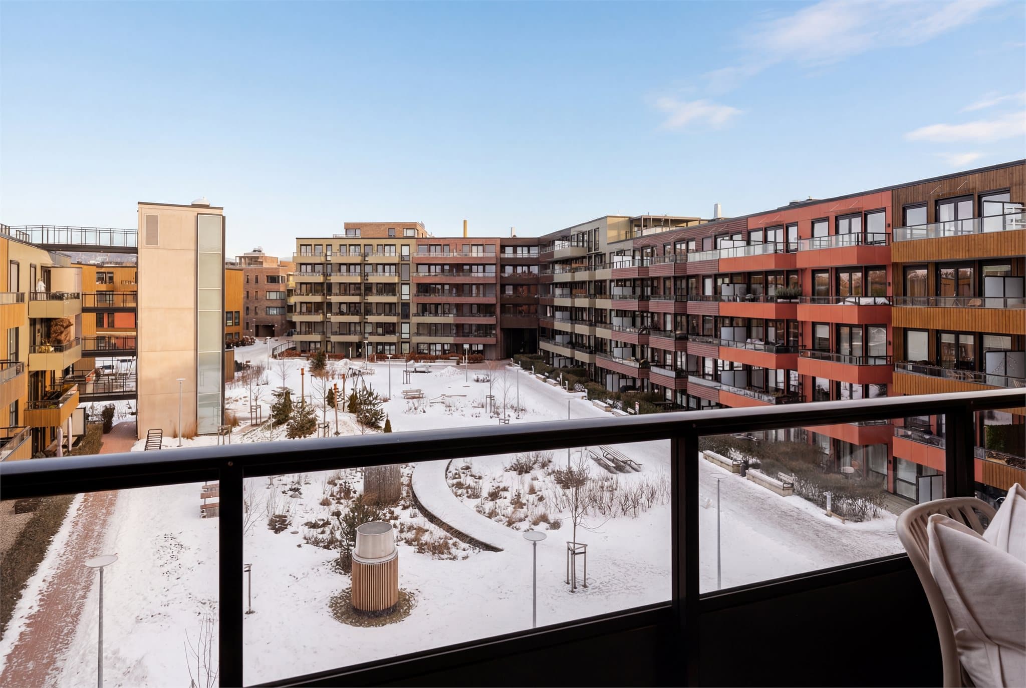 Vendt inn mot et luftig og flott fellesområde.